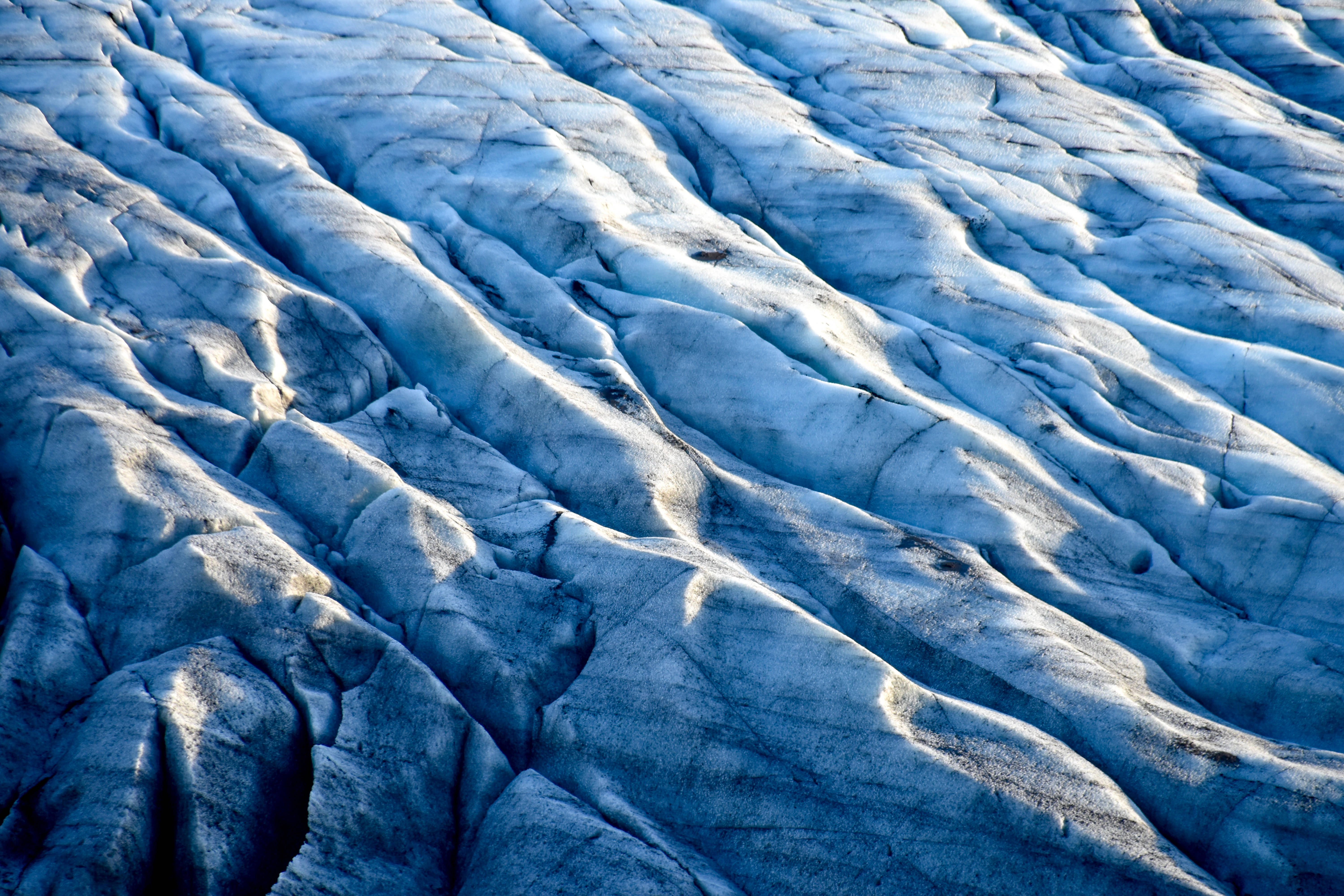 Malamig na Asul at Puting Tanawin ng Glacier Wallpaper