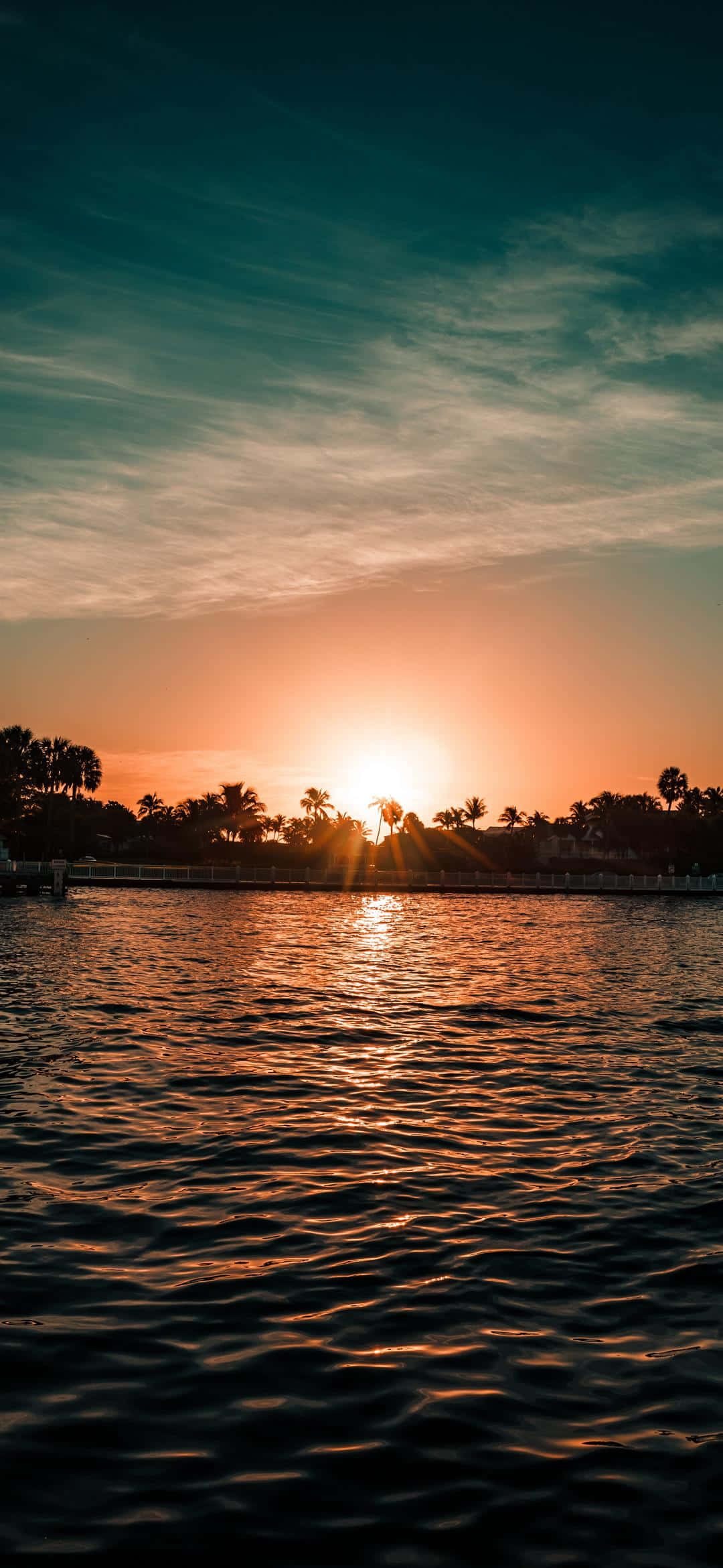 Malamig na Pagbubukas ng Araw Sa Beach Wallpaper