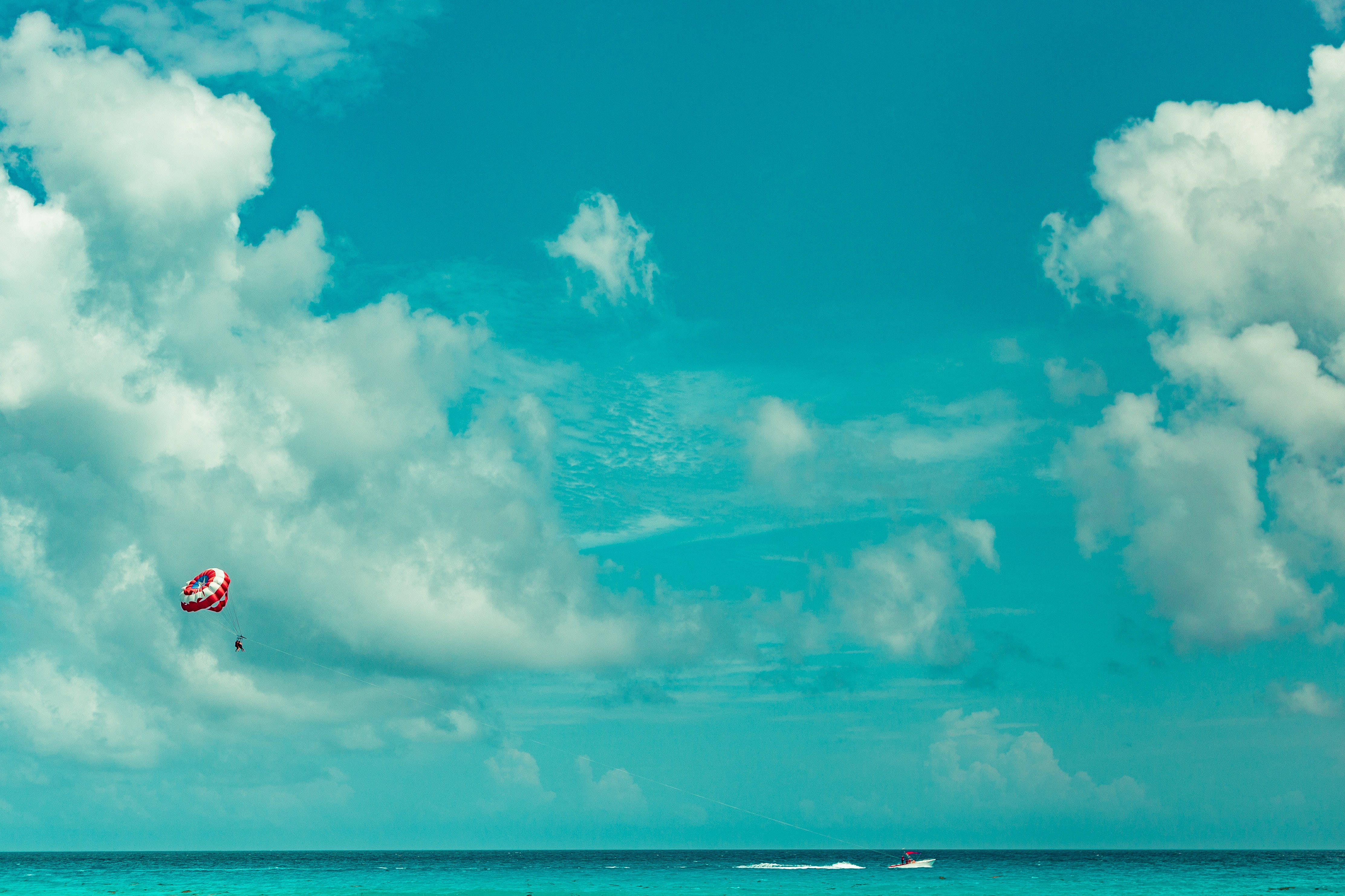 Malapad na Kuha ng Taong Nagpa-parasail Wallpaper
