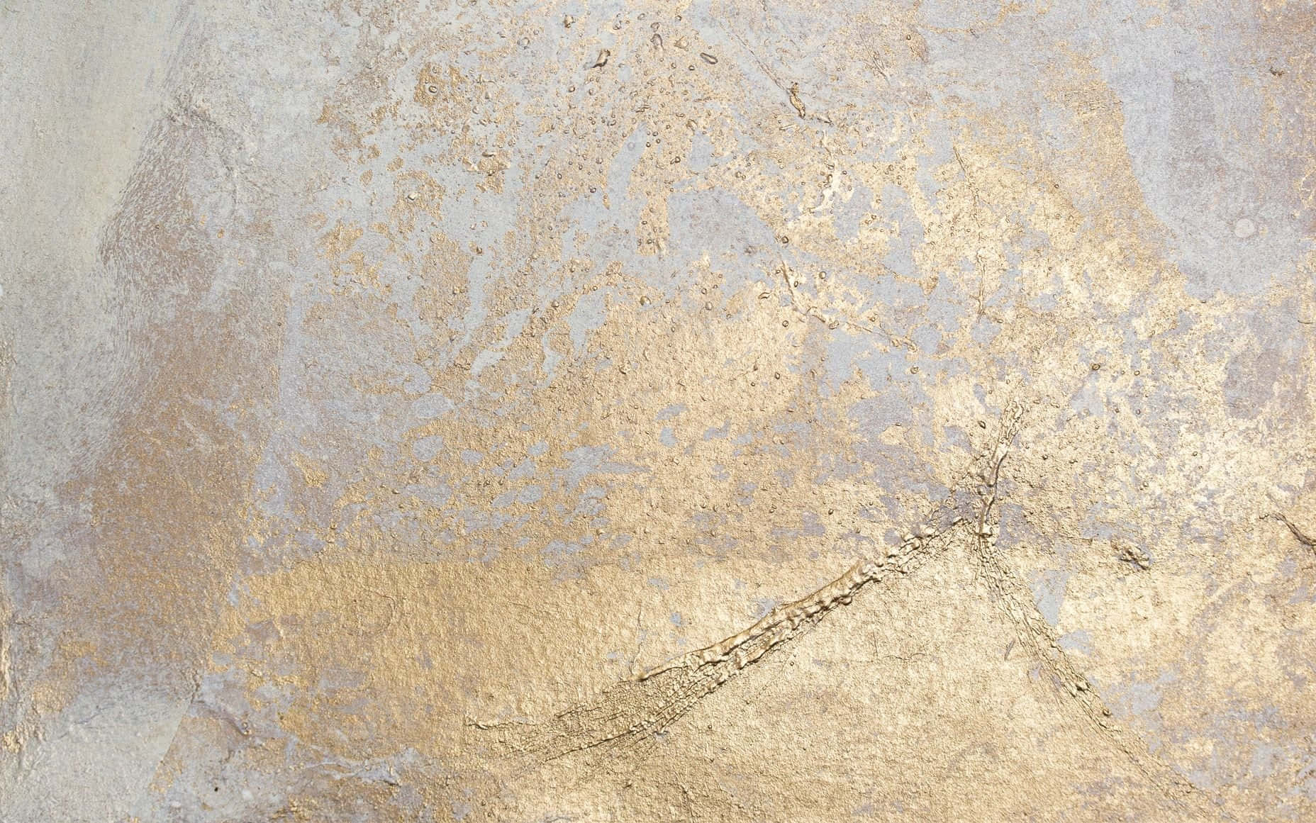 malapitan na pagtingin sa isang pader na pininturahan ng ginto at pilak Wallpaper