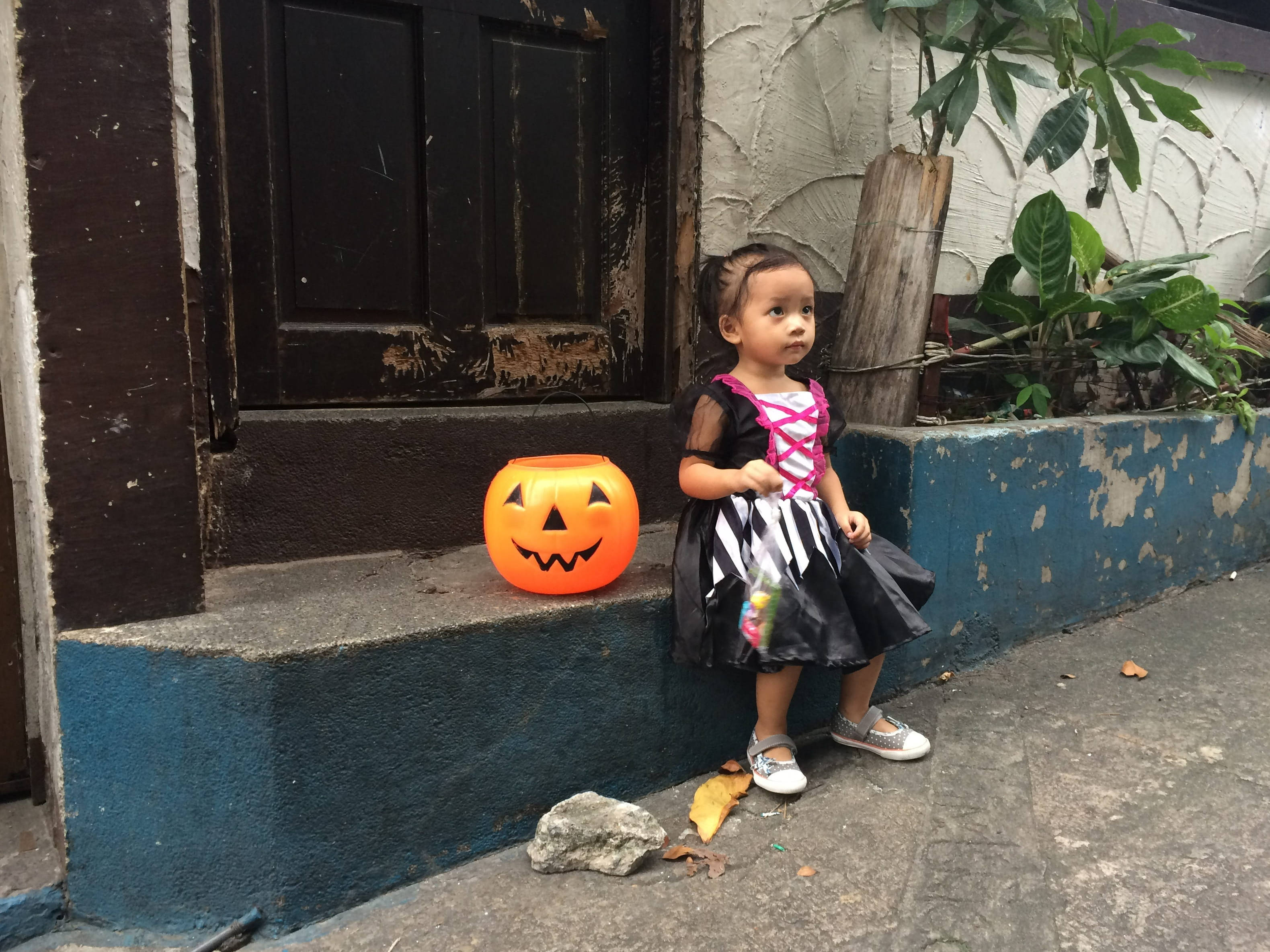Maliit na Babae sa Halloween Wallpaper