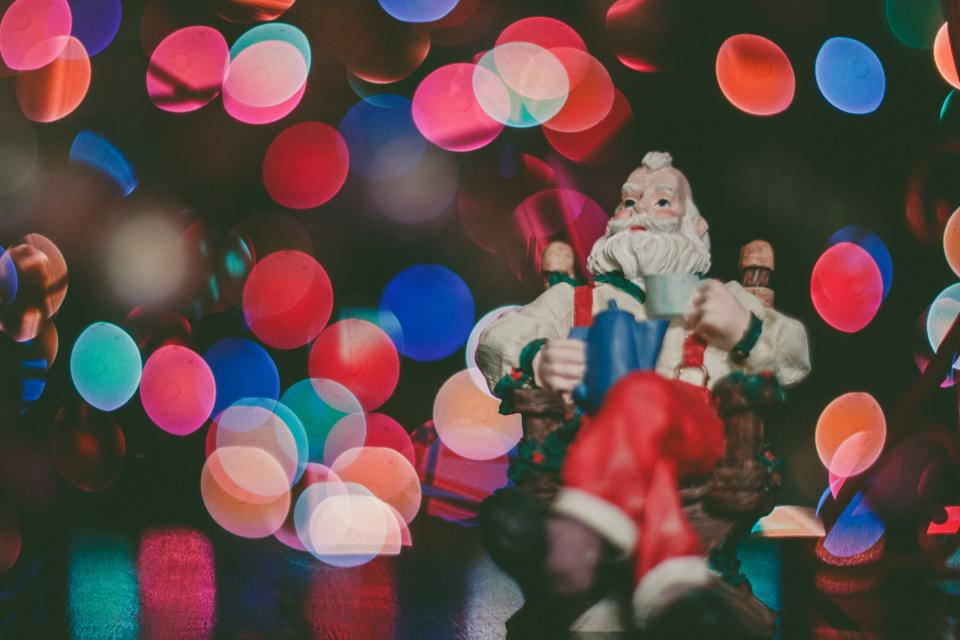 Maliit na Estatwa ni Santa at Makukulay na Ilaw ng Pasko Wallpaper