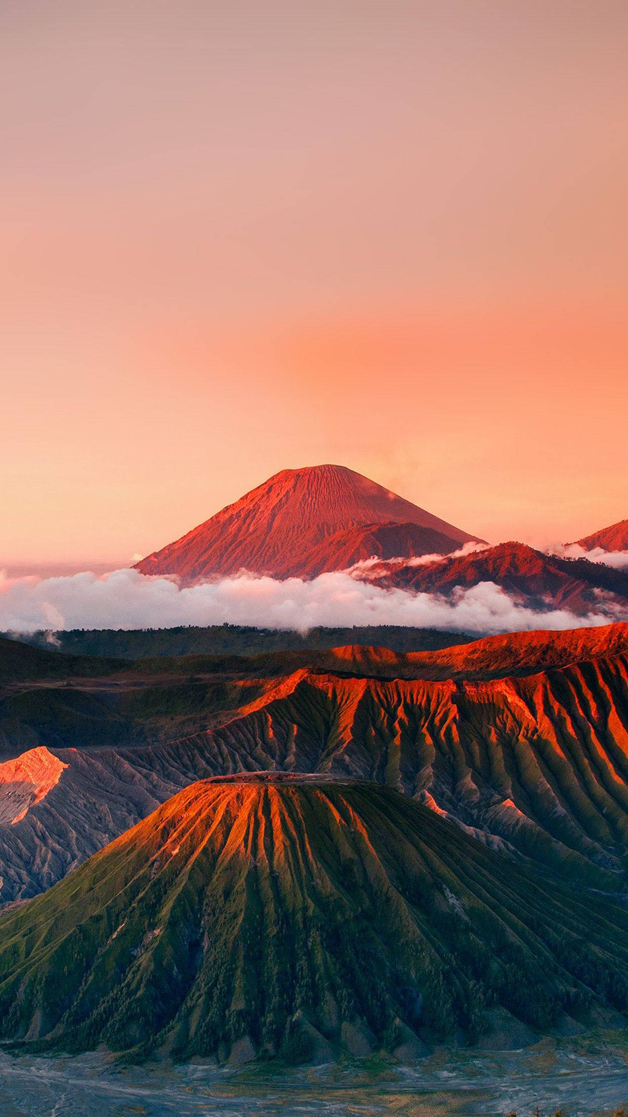 Maliit na Pulang Bundok Wallpaper
