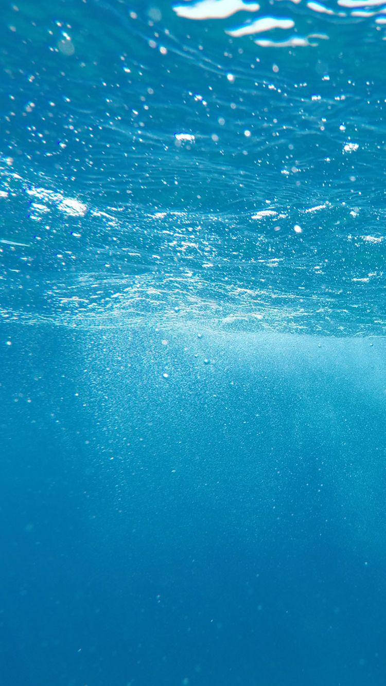 Malinaw na Tubig na May Bula para sa iPhone SE Wallpaper