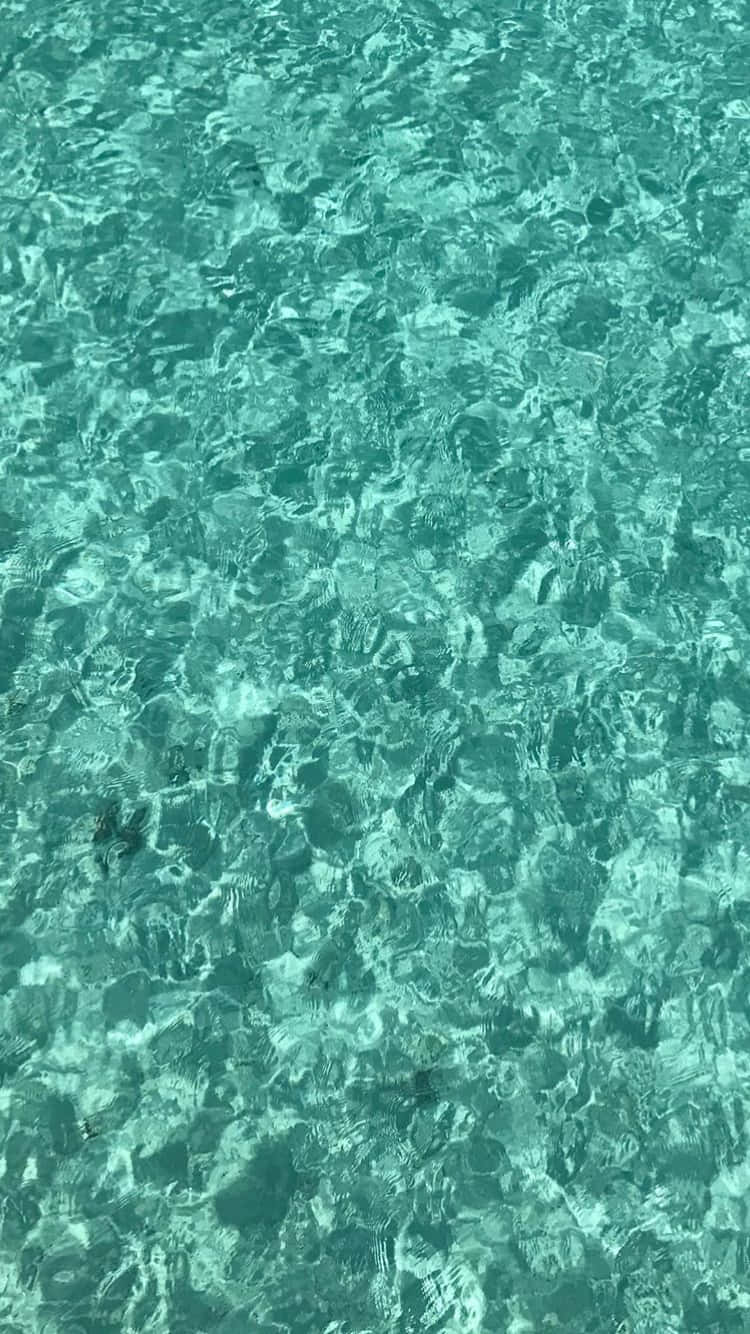 Maliwanag na Luntiang Alon ng Tubig sa Pool Wallpaper