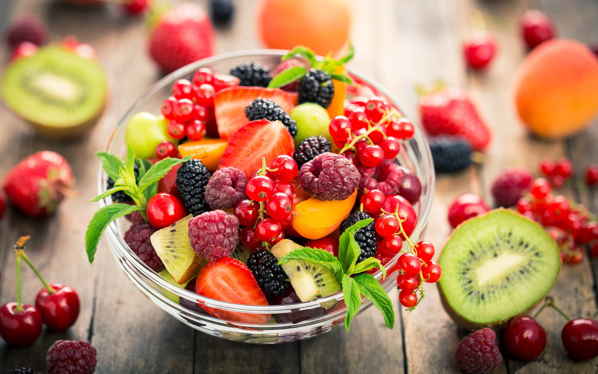 Mangkok ng mga Berries na Focus Photography Wallpaper