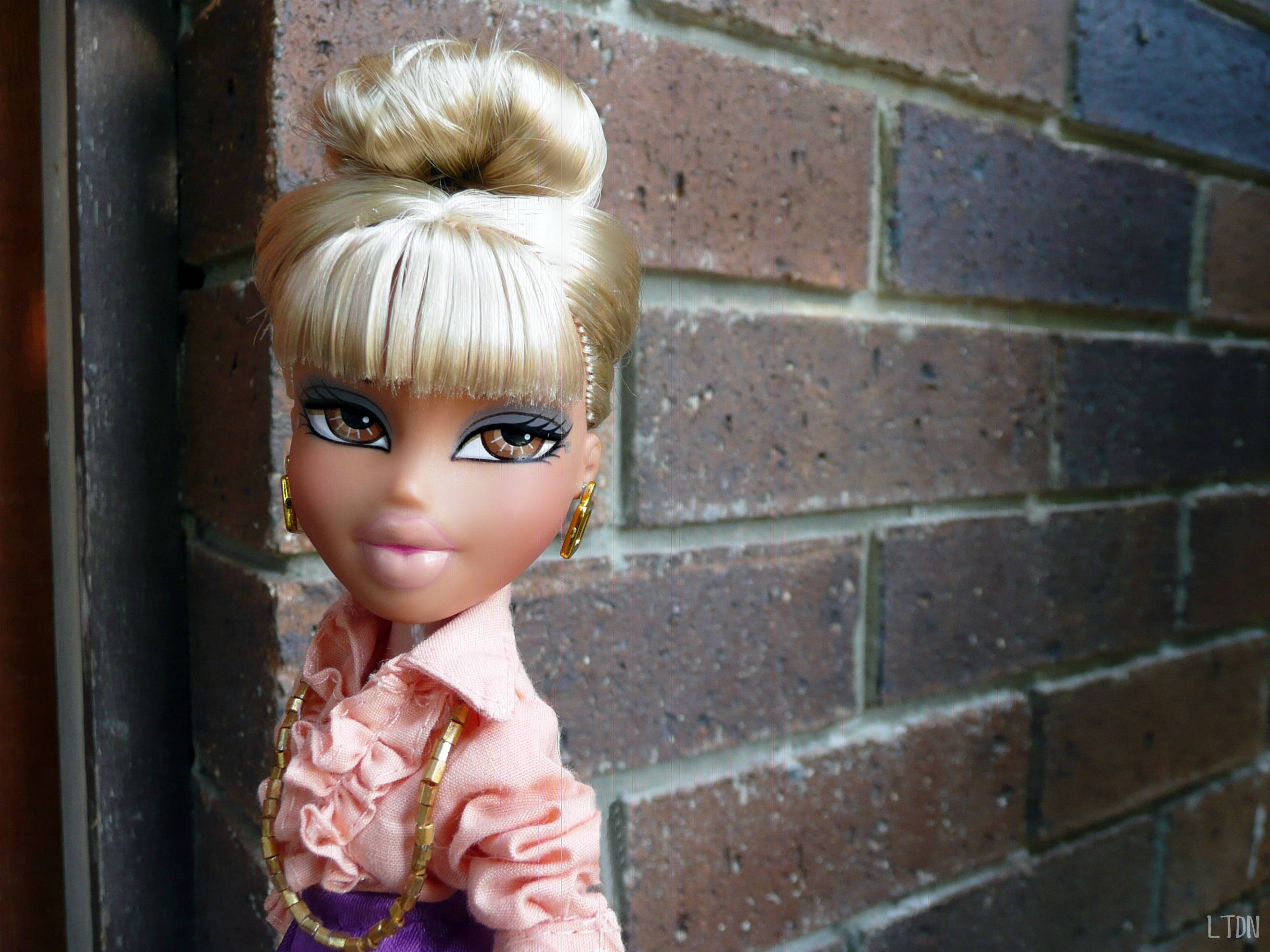 Manika ng Bratz na Aesthetic na Blonde Wallpaper