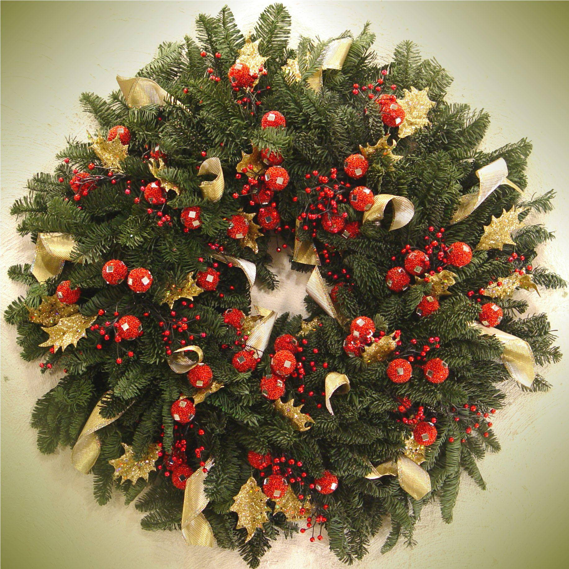 Mapang-akit na Christmas Wreath na Pinalamutian ng mga Gold Ribbons Wallpaper
