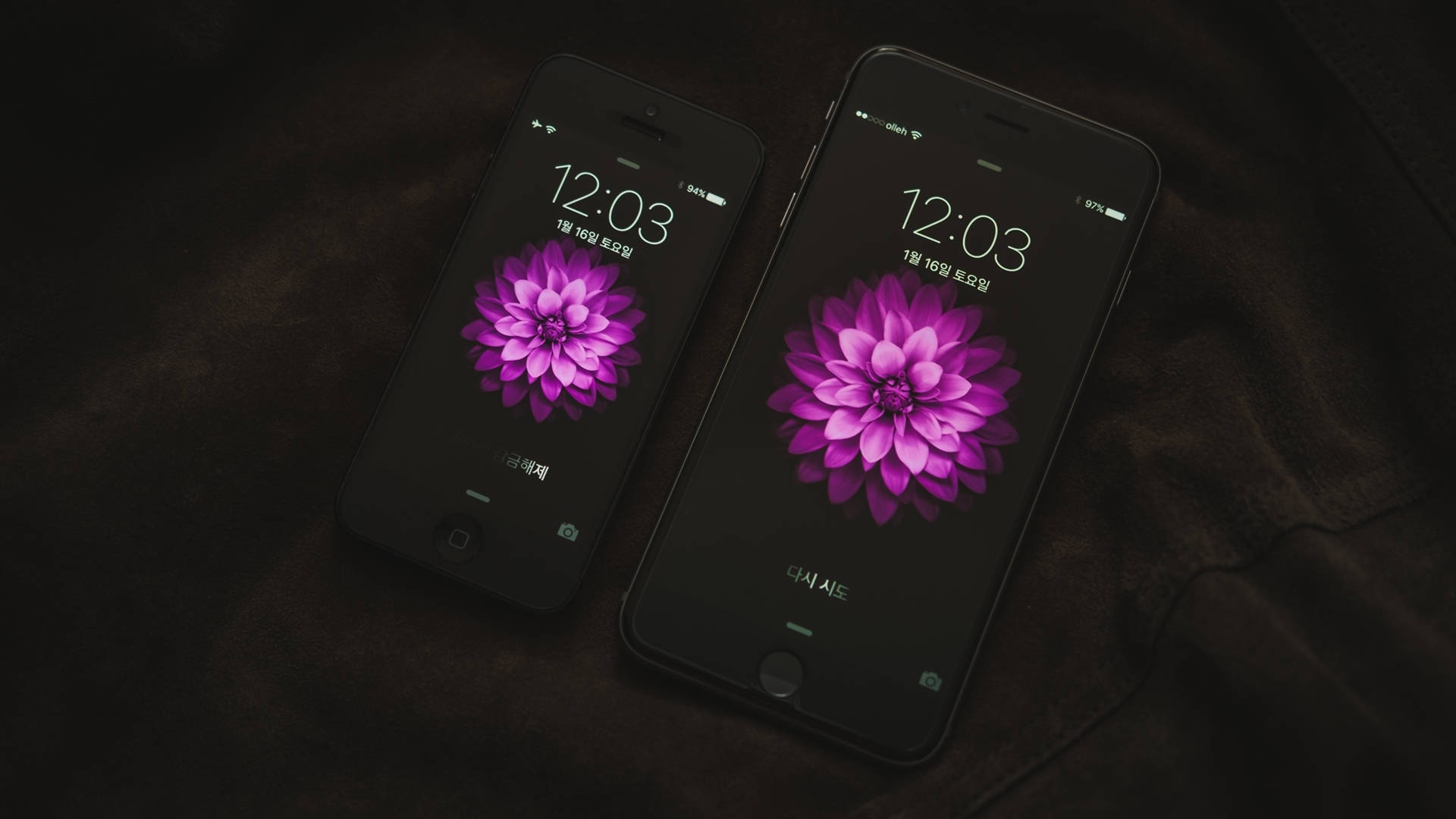 Mapang-akit na iPhone sa Work Desk Wallpaper