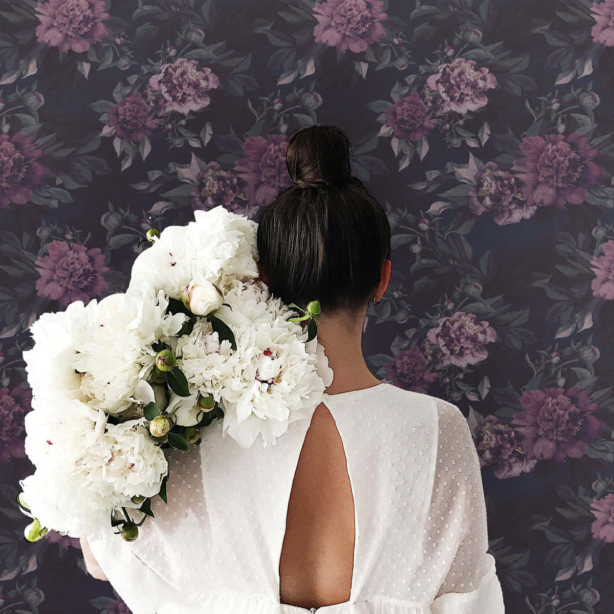 Mapang-akit na Madilim na Bulaklak na Background Wallpaper