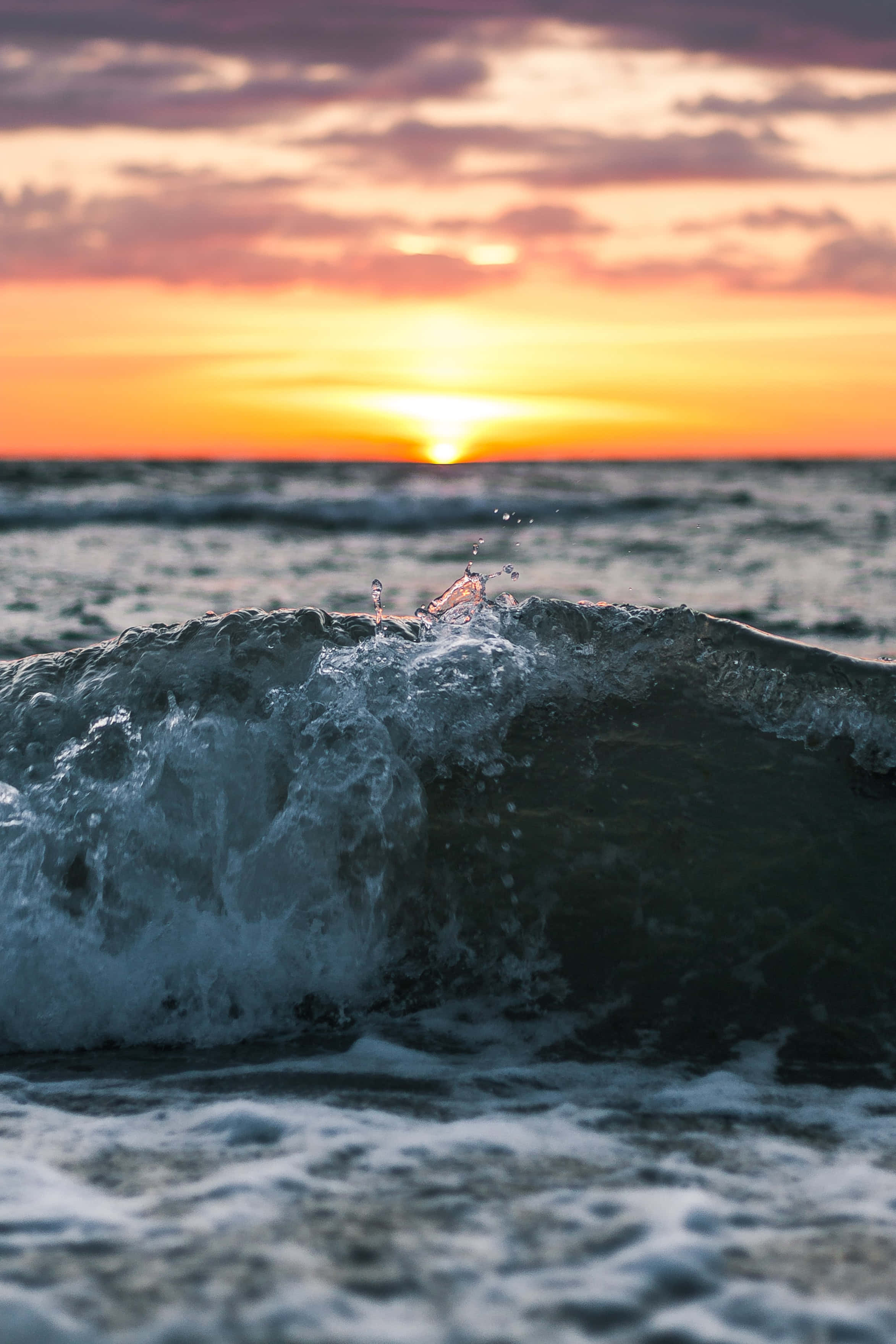 Mapang-akit na Ocean Sunset iPhone Background Wallpaper