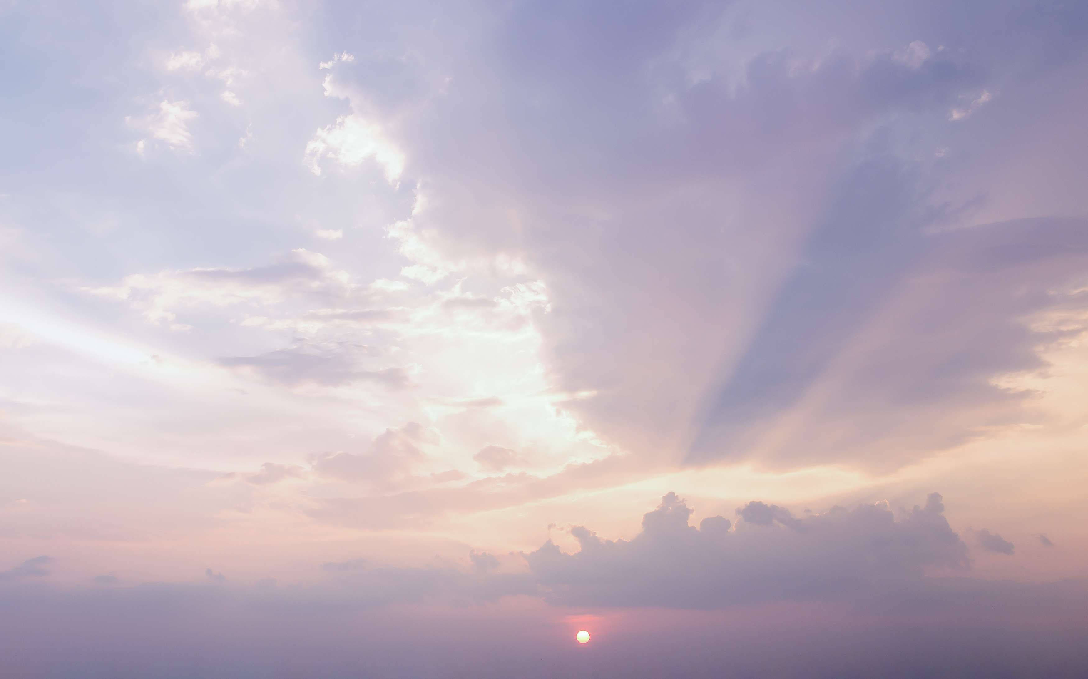 Mapanghaong Aesthetic na Ulap sa Tahimik na Tanawin Wallpaper