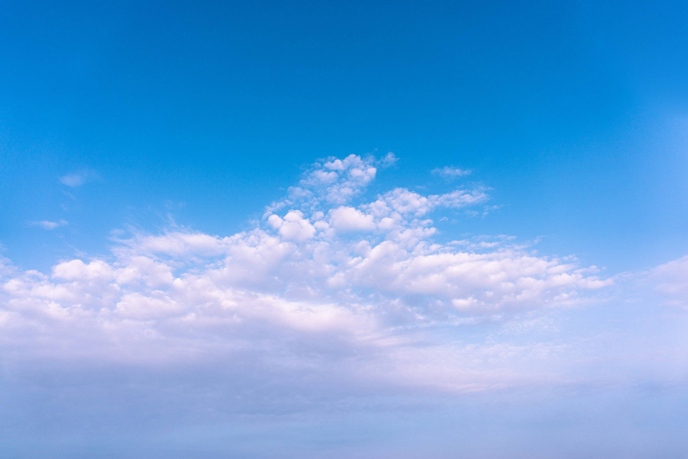 Mapayapang Maaraw na Araw sa Ilalim ng Maulap na Langit Wallpaper