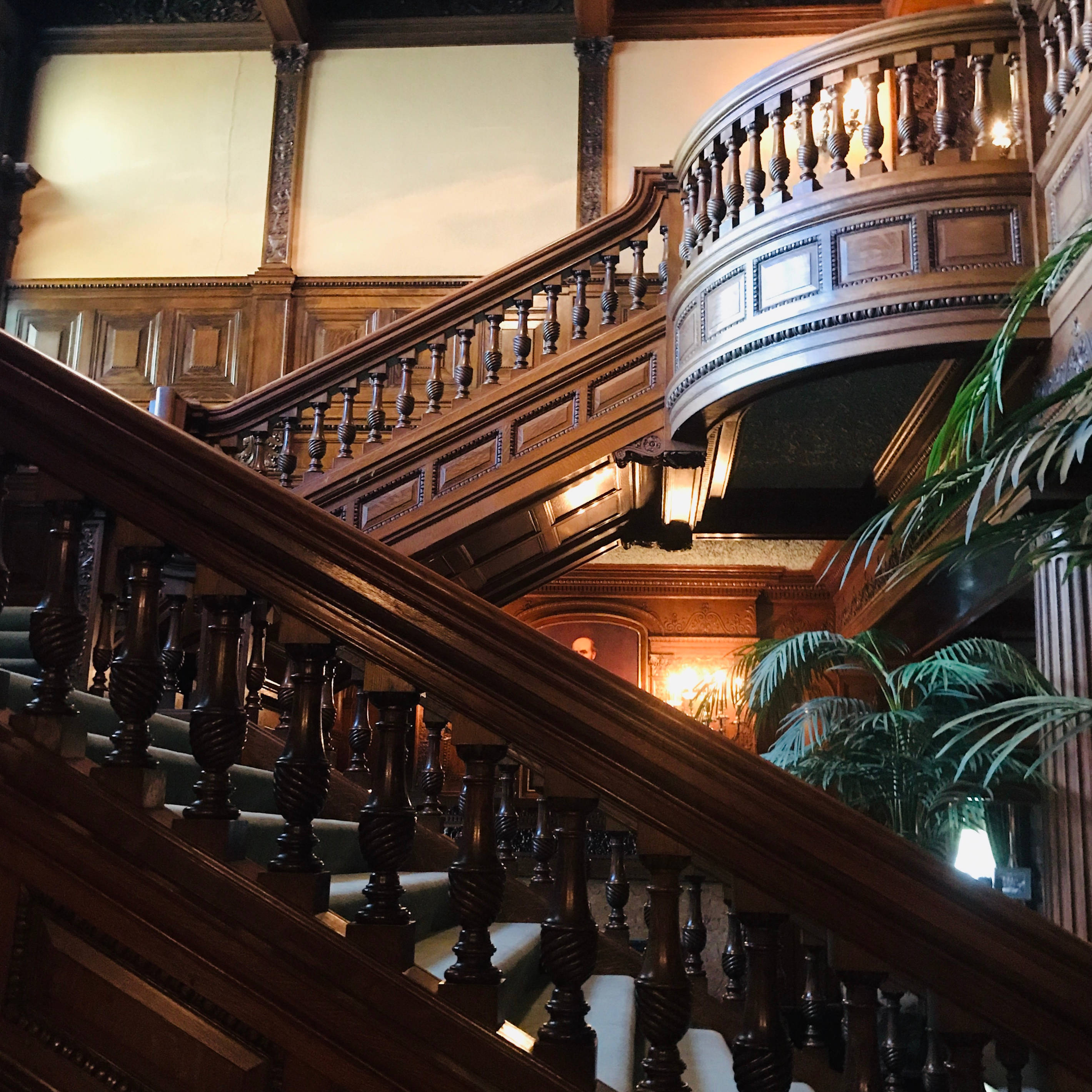 Marahilaw na Hagdanan ng James J. Hill House sa Minneapolis Wallpaper