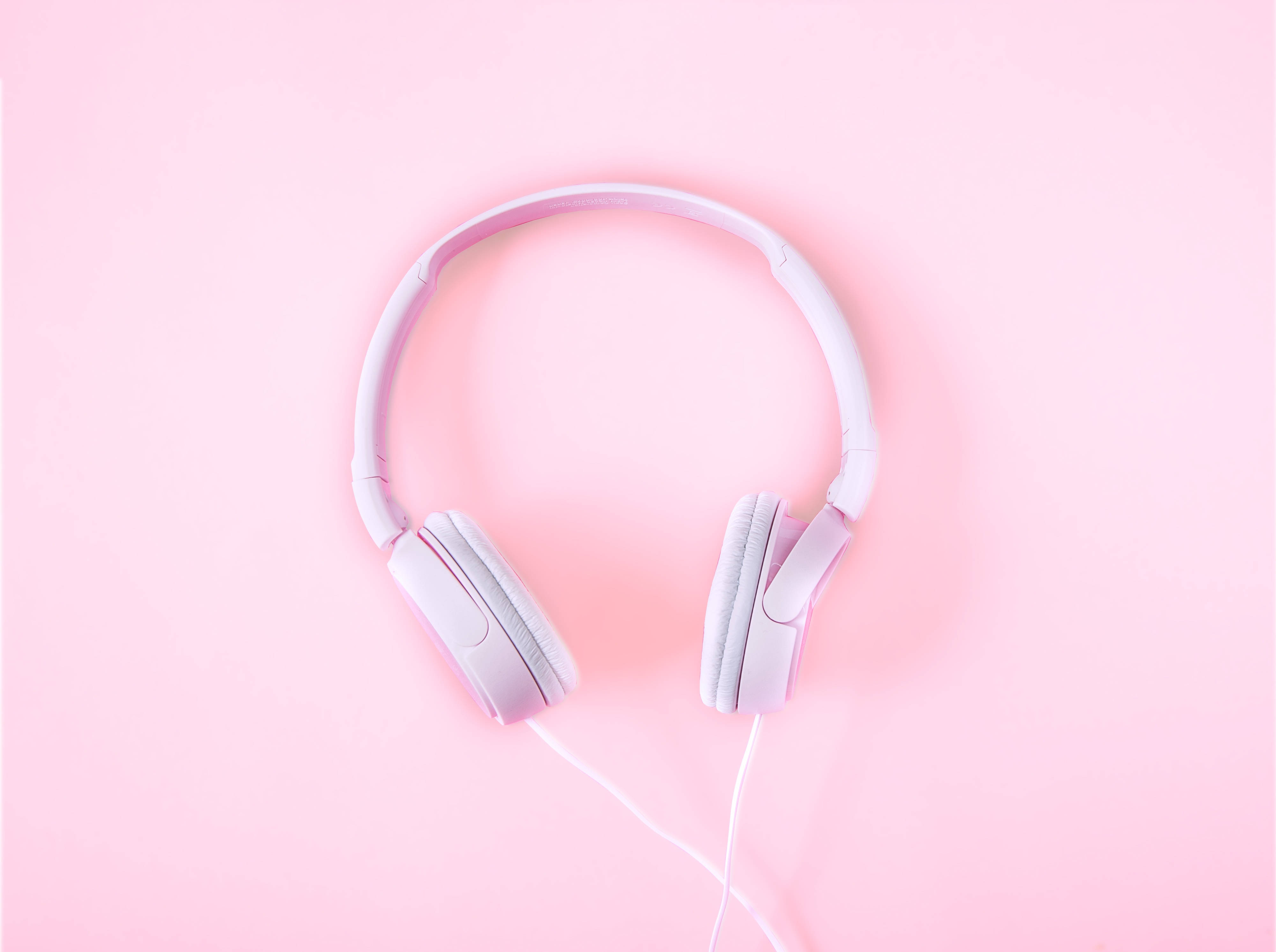 Maranasan ang ganda ng musika gamit ang aming pink na headphones. Wallpaper