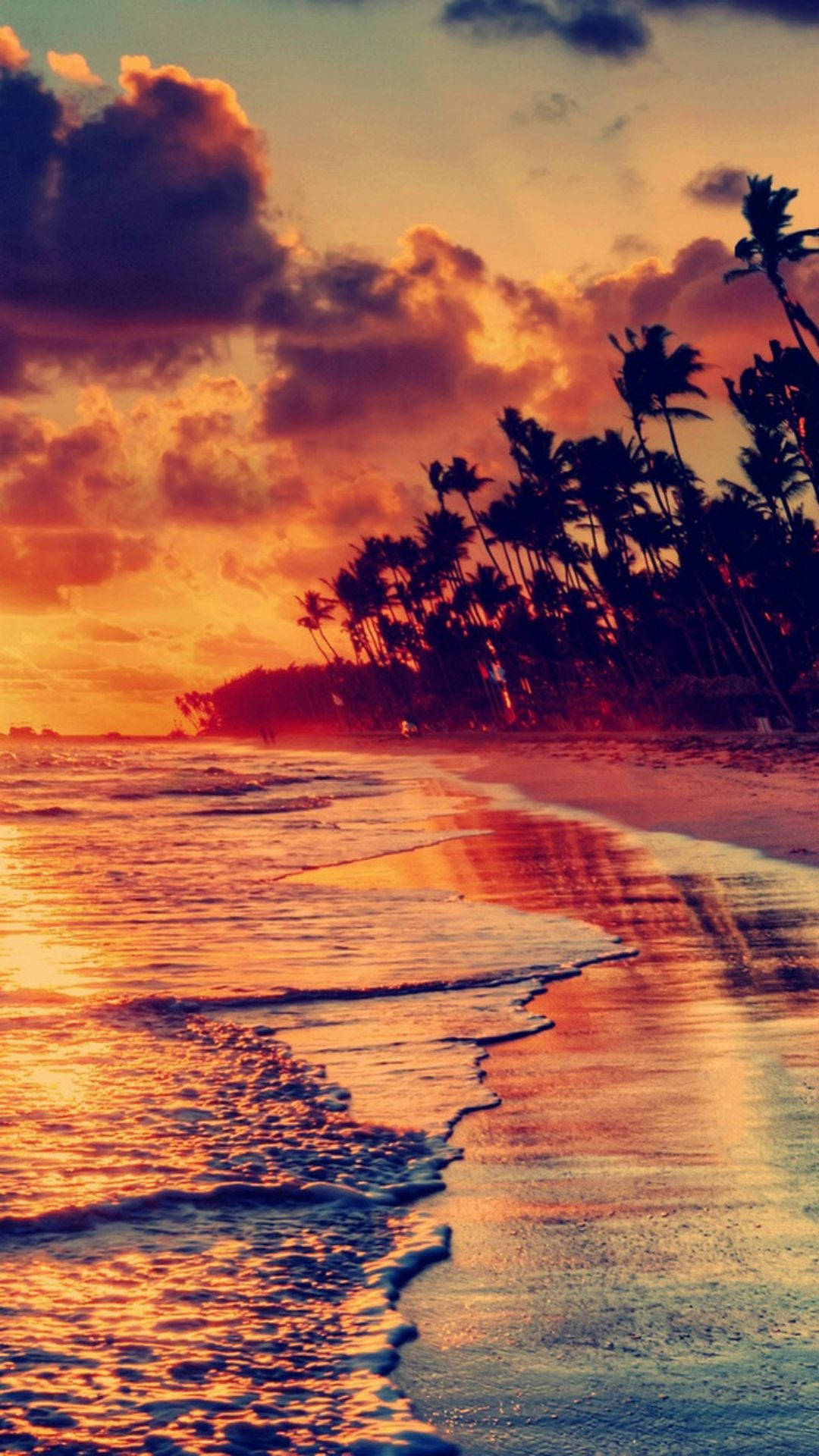 Maranasan ang mahika ng magandang paglubog ng araw sa dalampasigan. Wallpaper