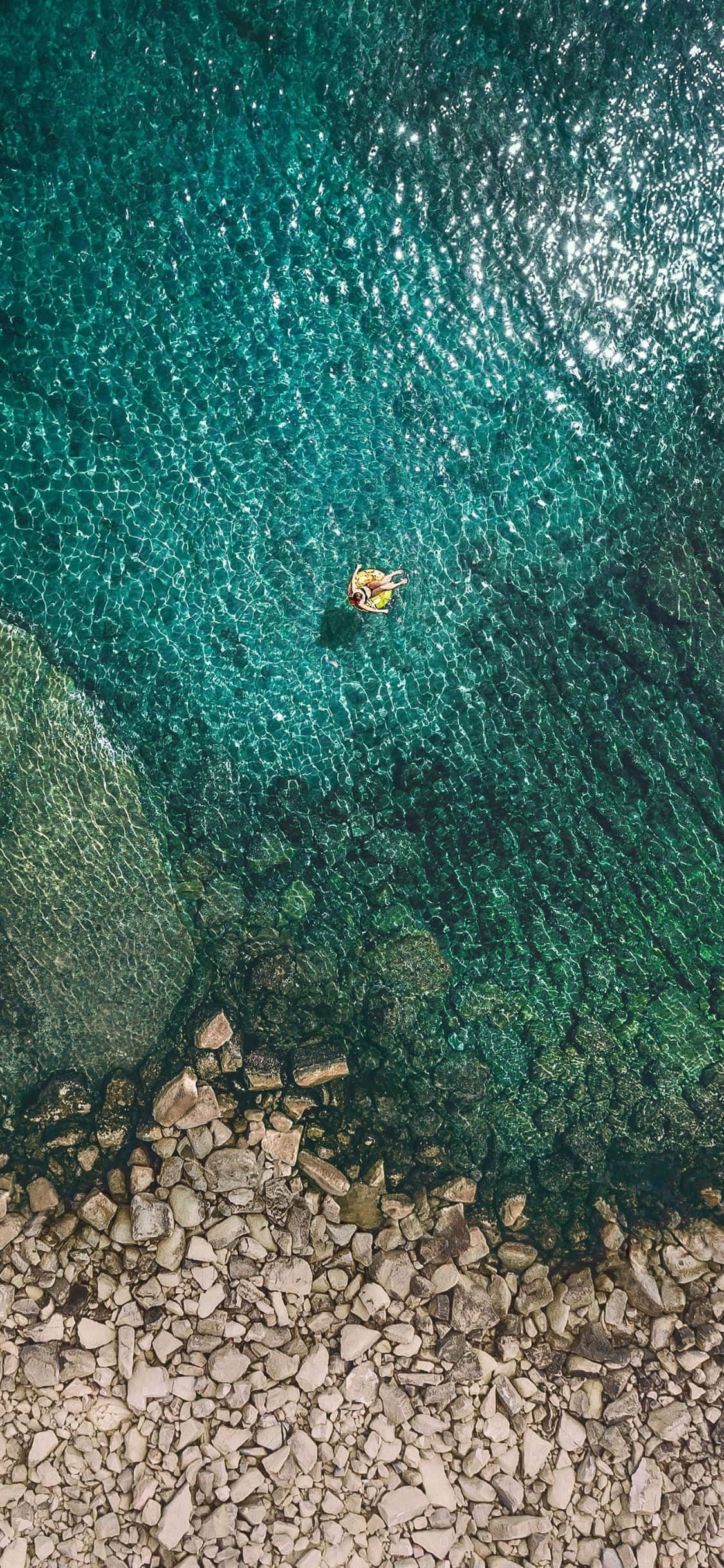 Maranasan ang Nangungunang Linaw gamit ang iPhone 11 Pro Wallpaper