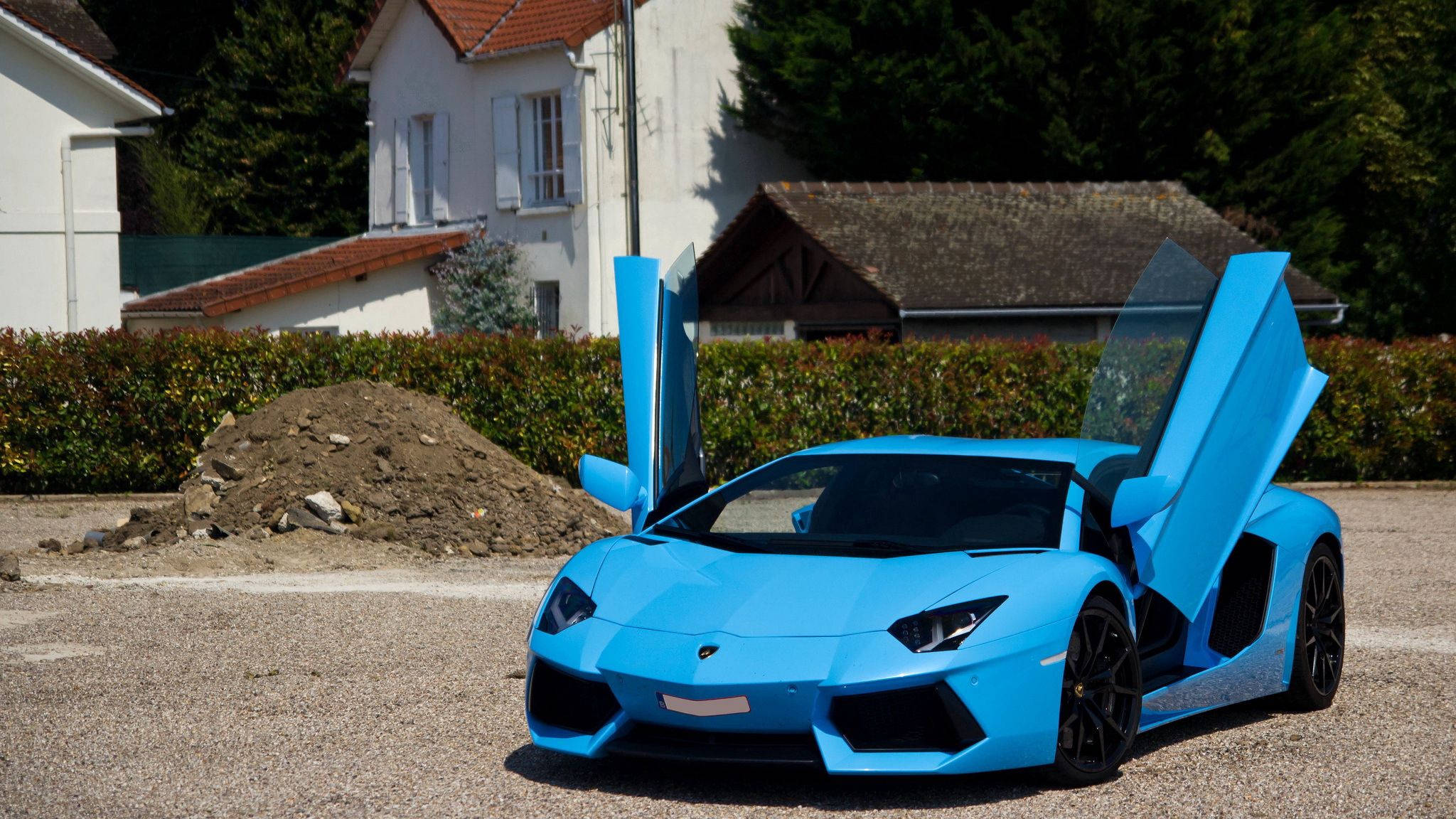 Maranasan ang sukdulang kilig ng pagmamaneho ng sky blue na Lamborghini Aventador Wallpaper
