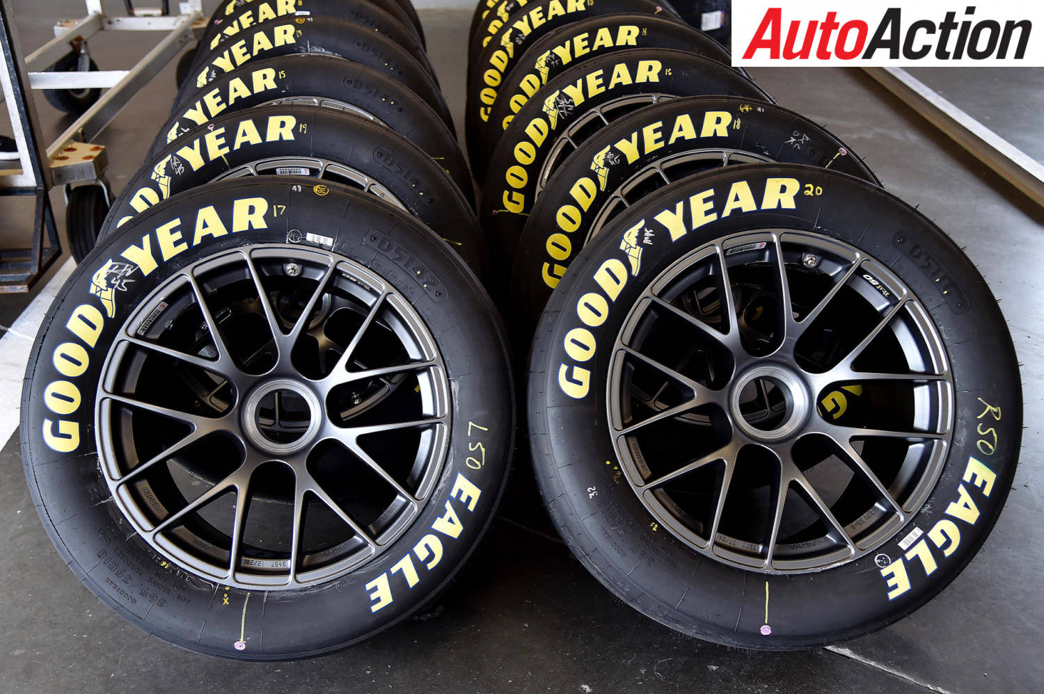Maranasan ang Ultimate Racing gamit ang Goodyear na Gulong Wallpaper