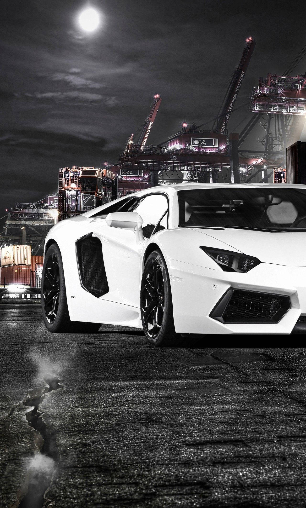 Marangyang Pamumuhay - Puting Lamborghini na ipinares sa isang iPhone Wallpaper
