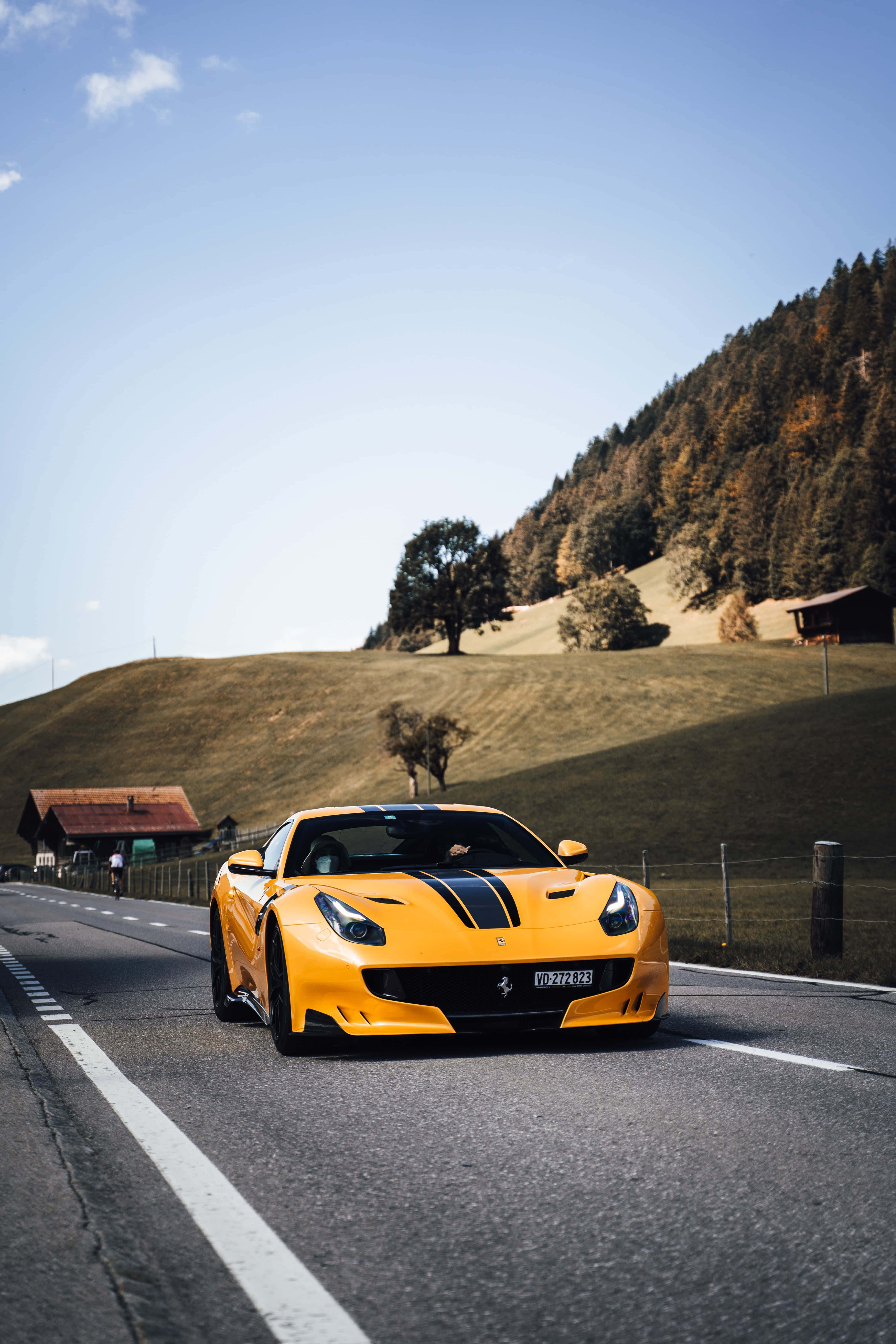 Marangyang Pulang Ferrari sa Buong Bilis Wallpaper
