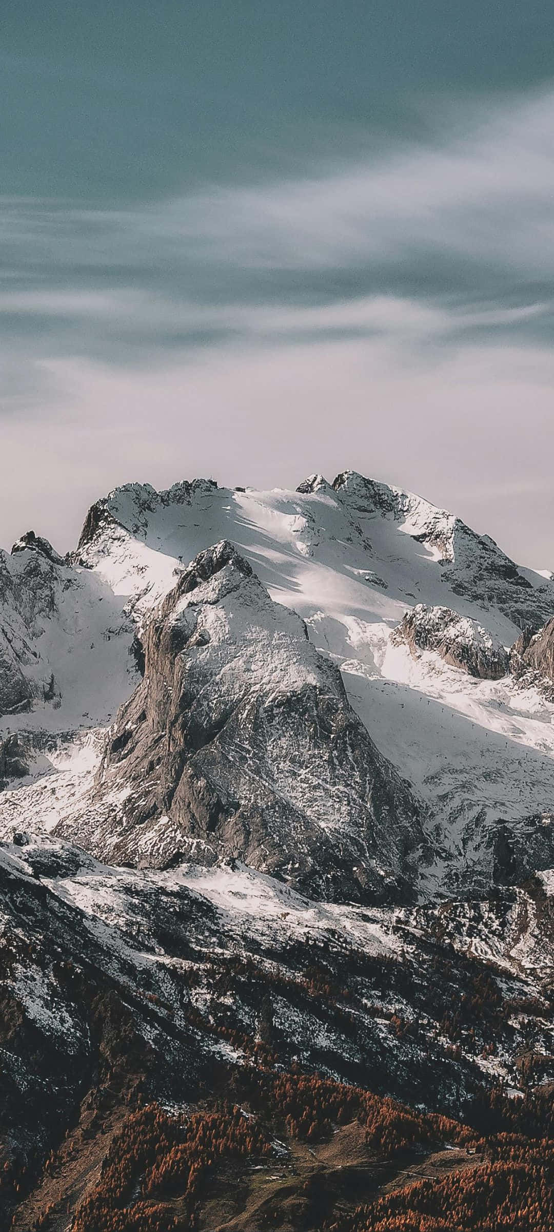 Marilag na Mga Taluktok ng Bundok na Nababalutan ng Niyebe Wallpaper