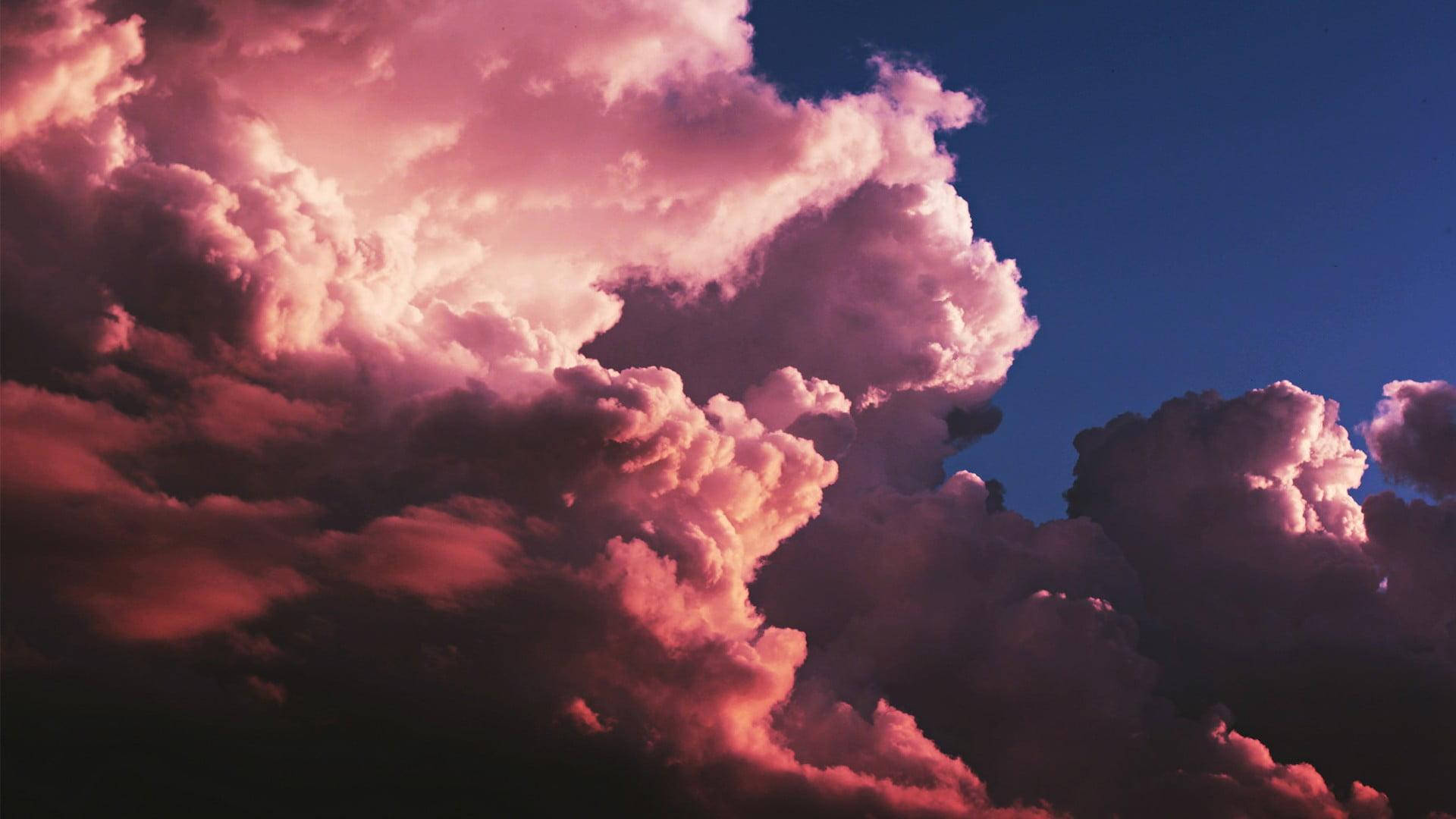 Marilag na Paglubog ng Araw na may Malalambot na Pulang Ulap Wallpaper
