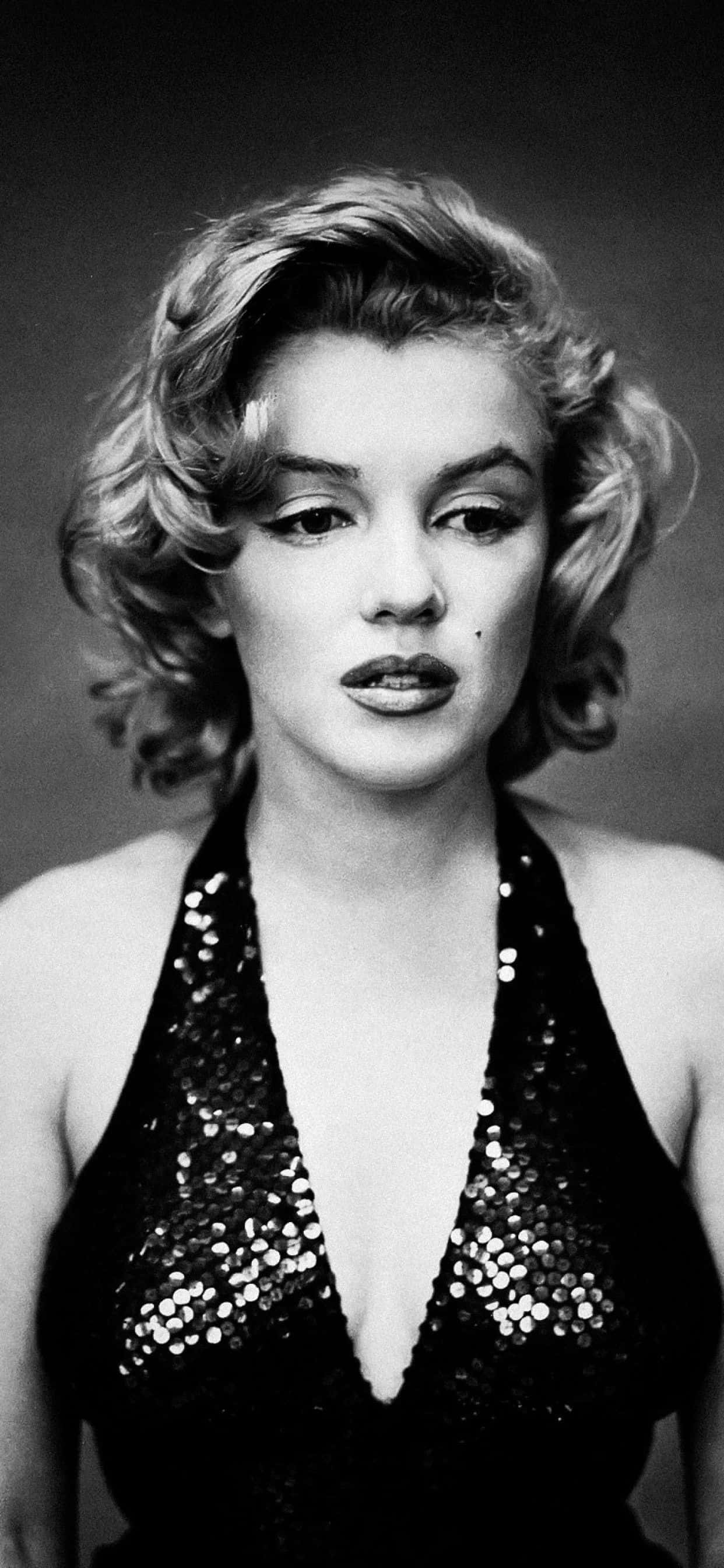 Marilyn Monroe na Nagpo-pose sa Kanyang Iconic Look sa iPhone Wallpaper