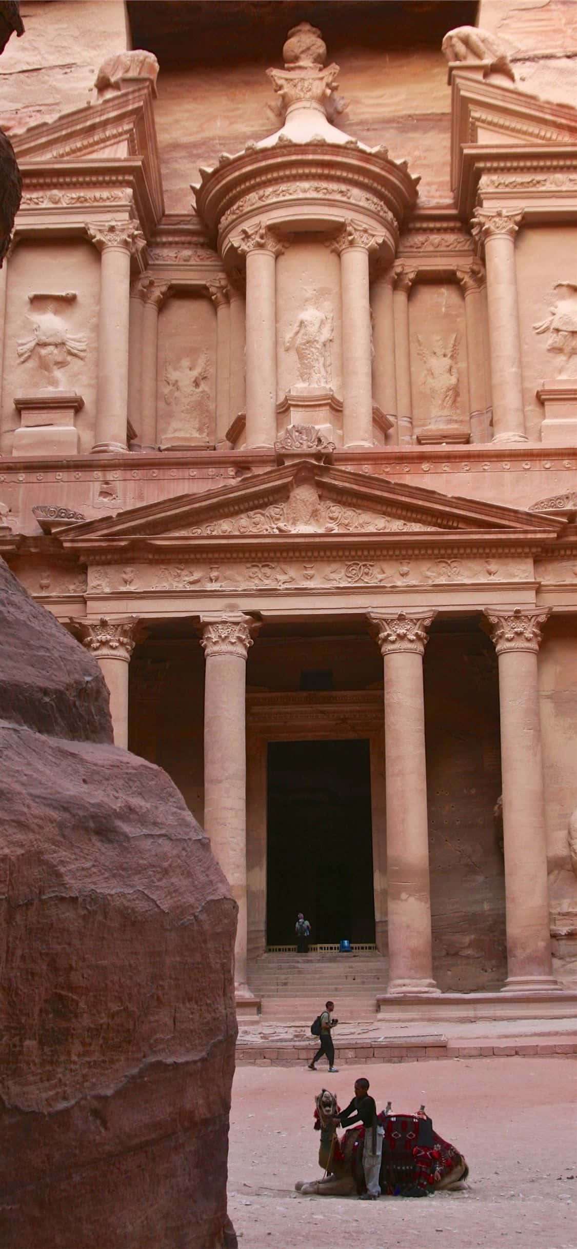 Maringal na Tanaw ng Petra's Great Facade Wallpaper