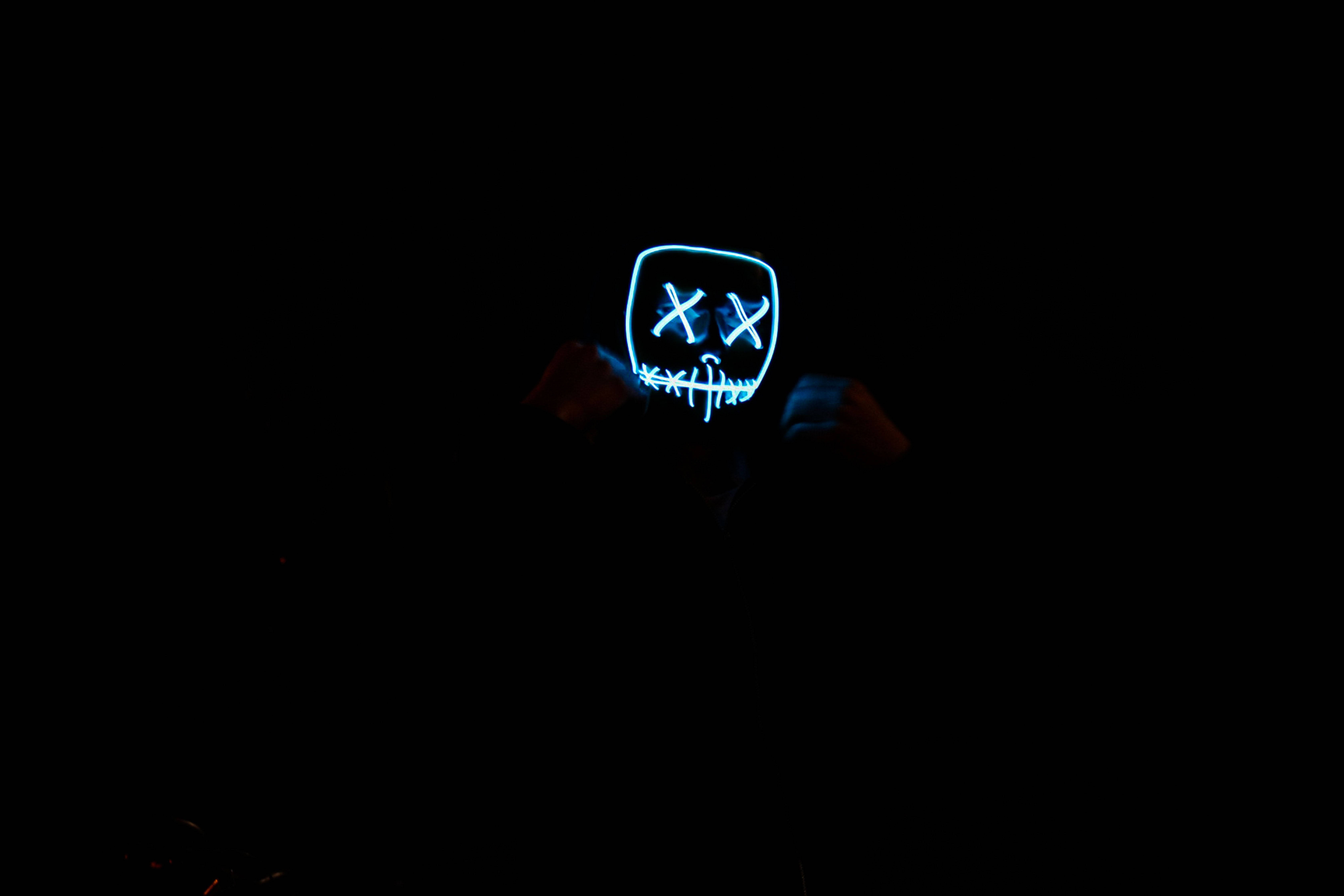 Marshmello Blue X Eyes Cool Black Stickman na Nakatingin sa Computer Wallpaper