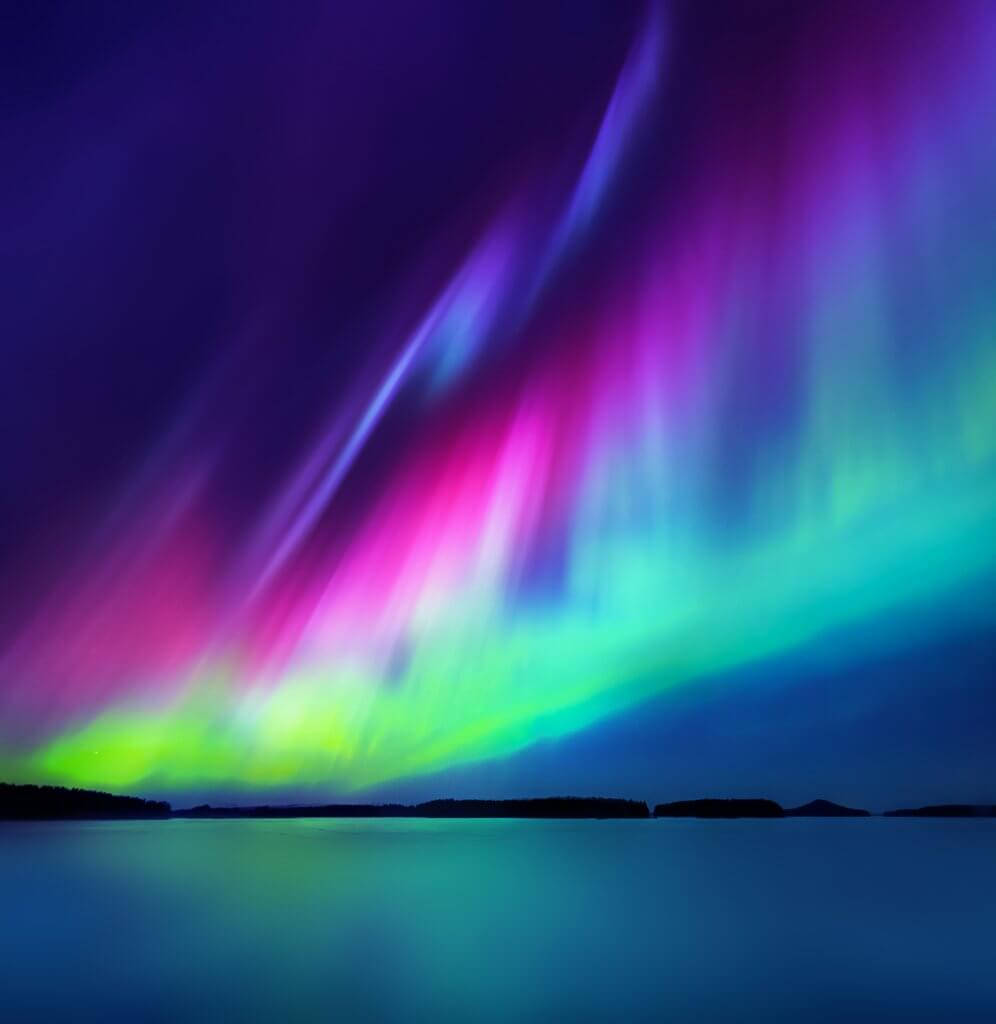Hangaan sa Nakakagandang Kulay ng Hilagang Ilaw Wallpaper