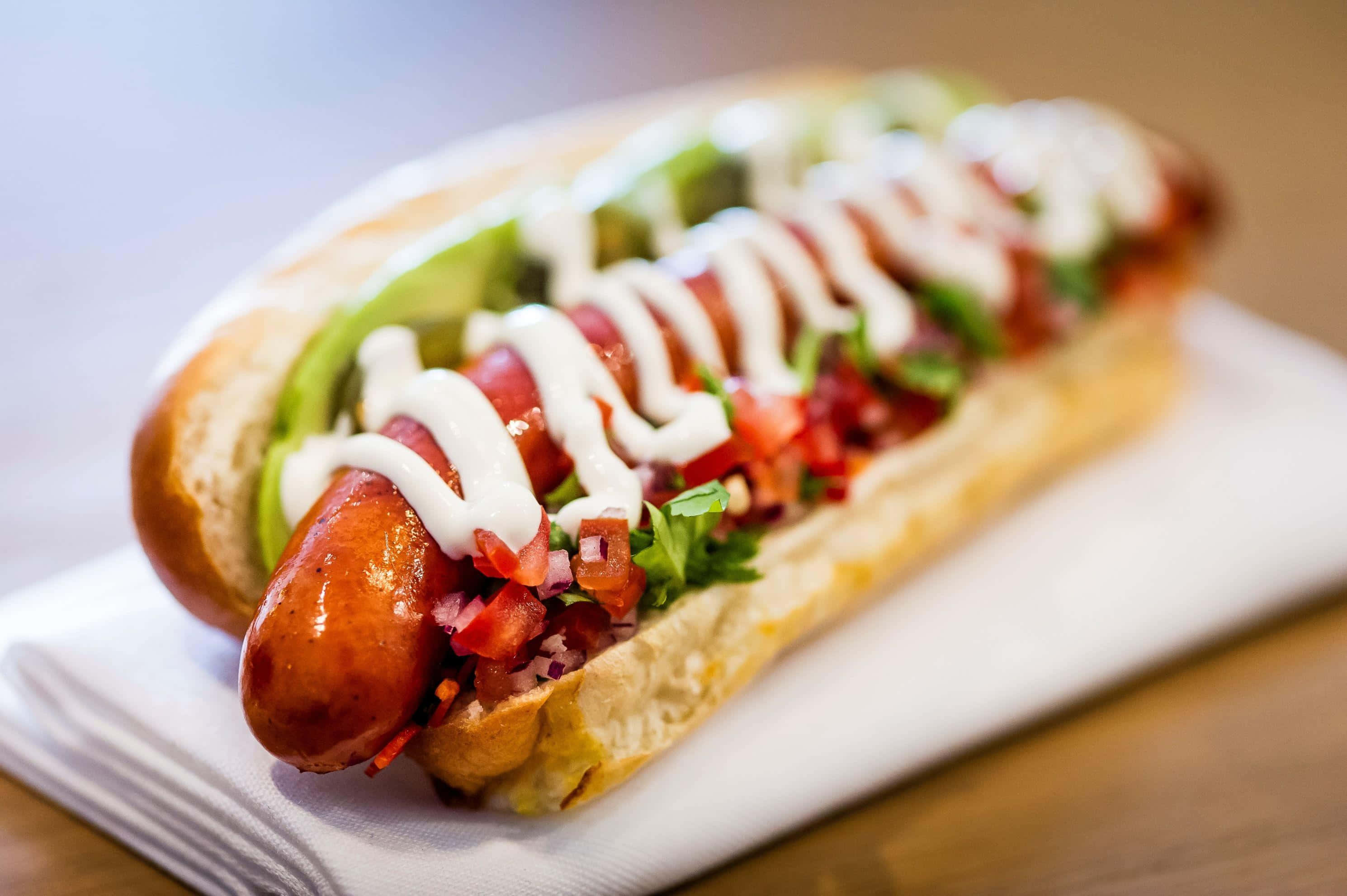 Masarap na Gourmet na Hot Dog na May Sariwang mga Topping Wallpaper