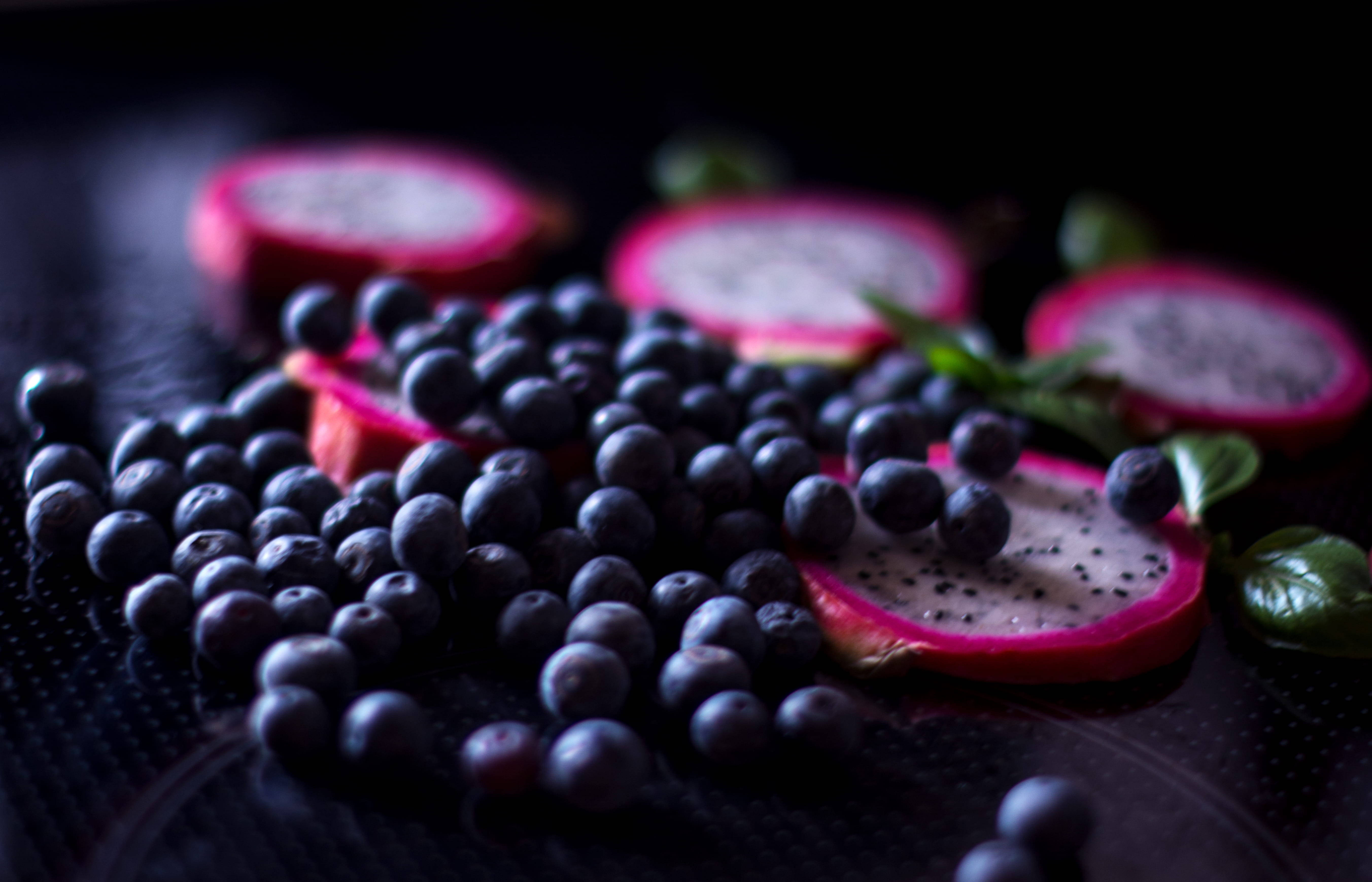 Masarap na Huckleberry na may Hiwa ng Dragon Fruit Wallpaper
