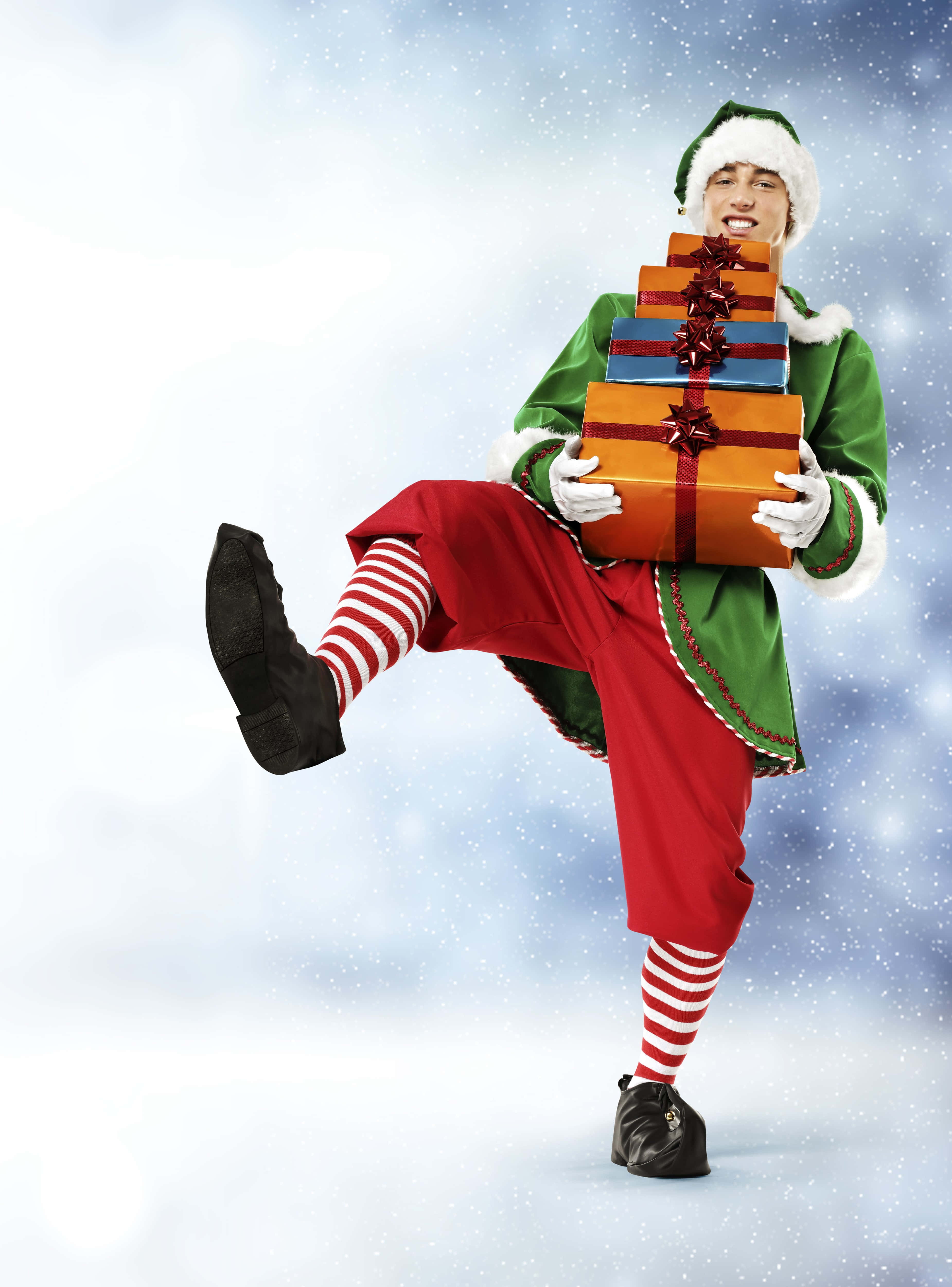 Masasayang Duwende ng Pasko na Handa nang Maghatid ng Holiday Joy Wallpaper