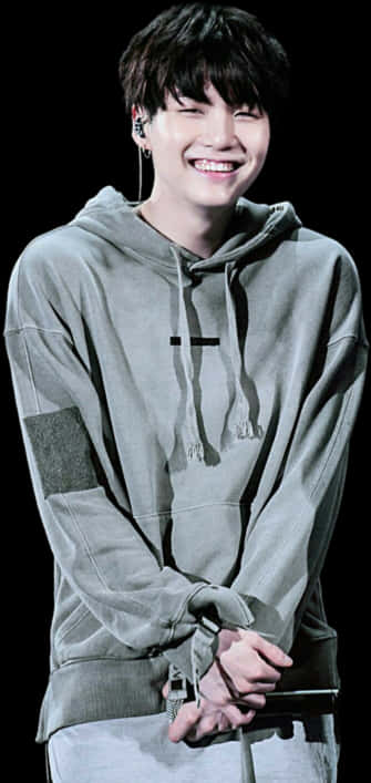 Masayang K Pop Star na Naka-Grey na Hoodie Wallpaper