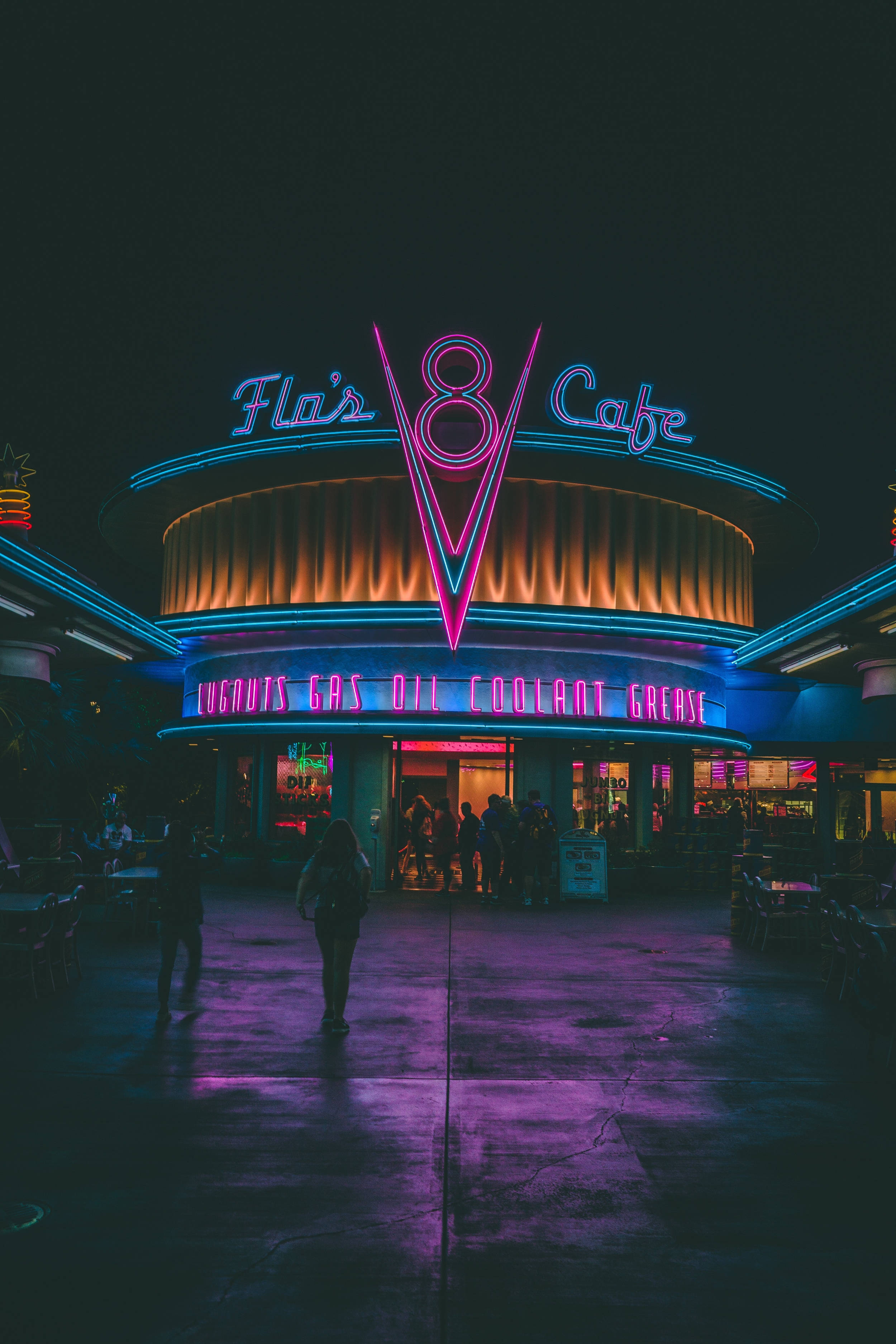 Masayang kapaligiran sa Flo's V8 café sa Disney California Adventure Park Wallpaper