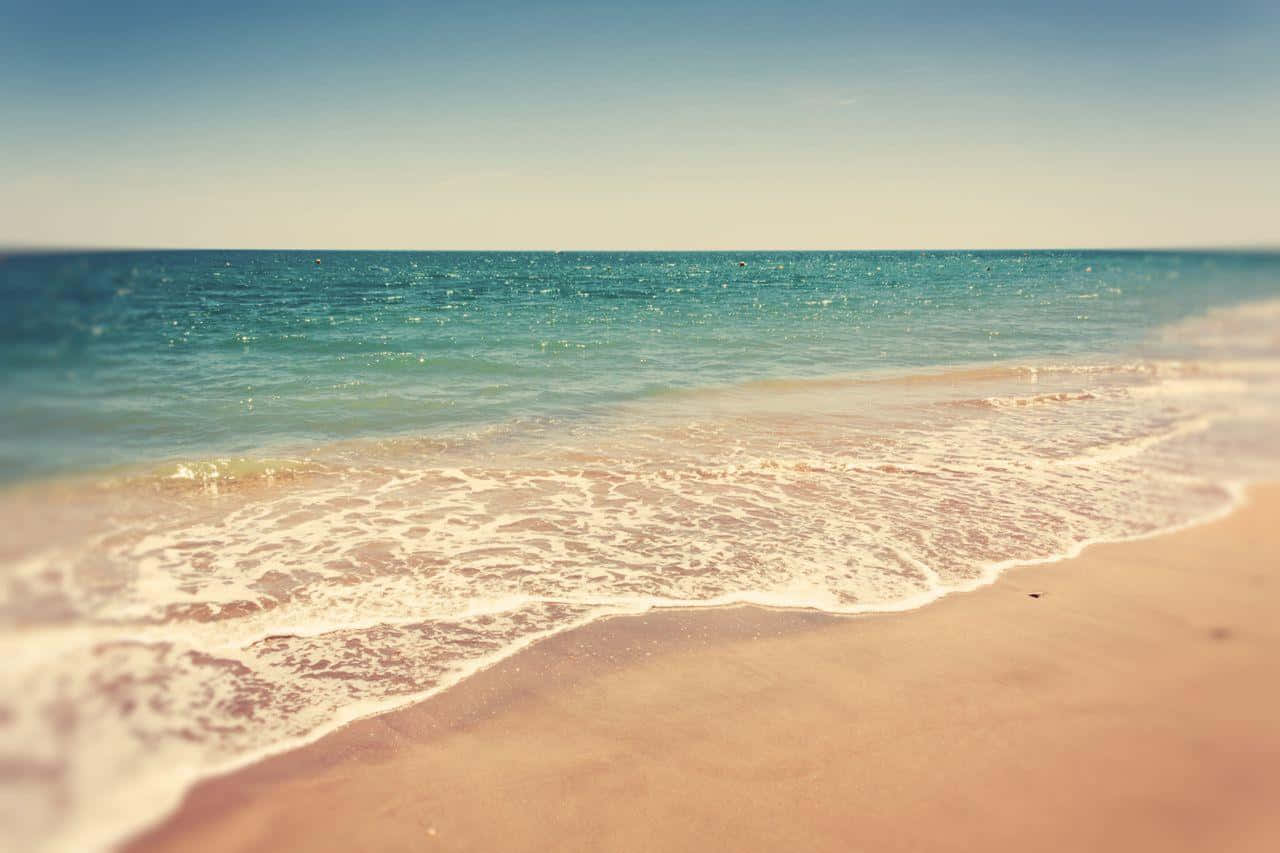 Masayang paglalakad sa isang magandang Aesthetic Beach sa gabi. Wallpaper