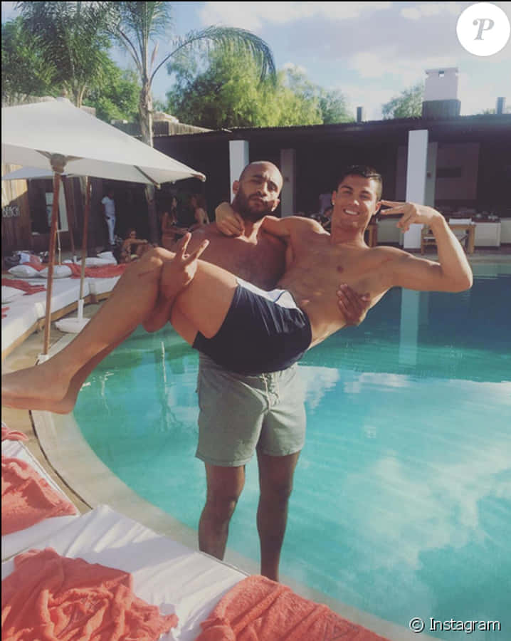 Masayang Sandali ni Cristiano Ronaldo sa Tabi ng Pool Wallpaper