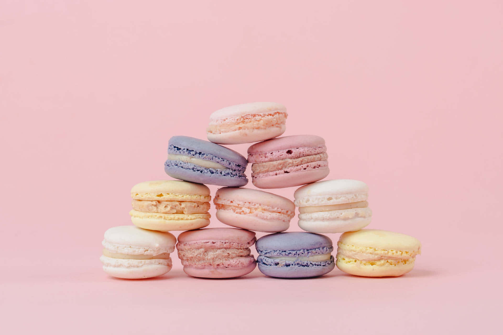 Masayang Tambak ng Makulay na Macaron na Estetiko Wallpaper
