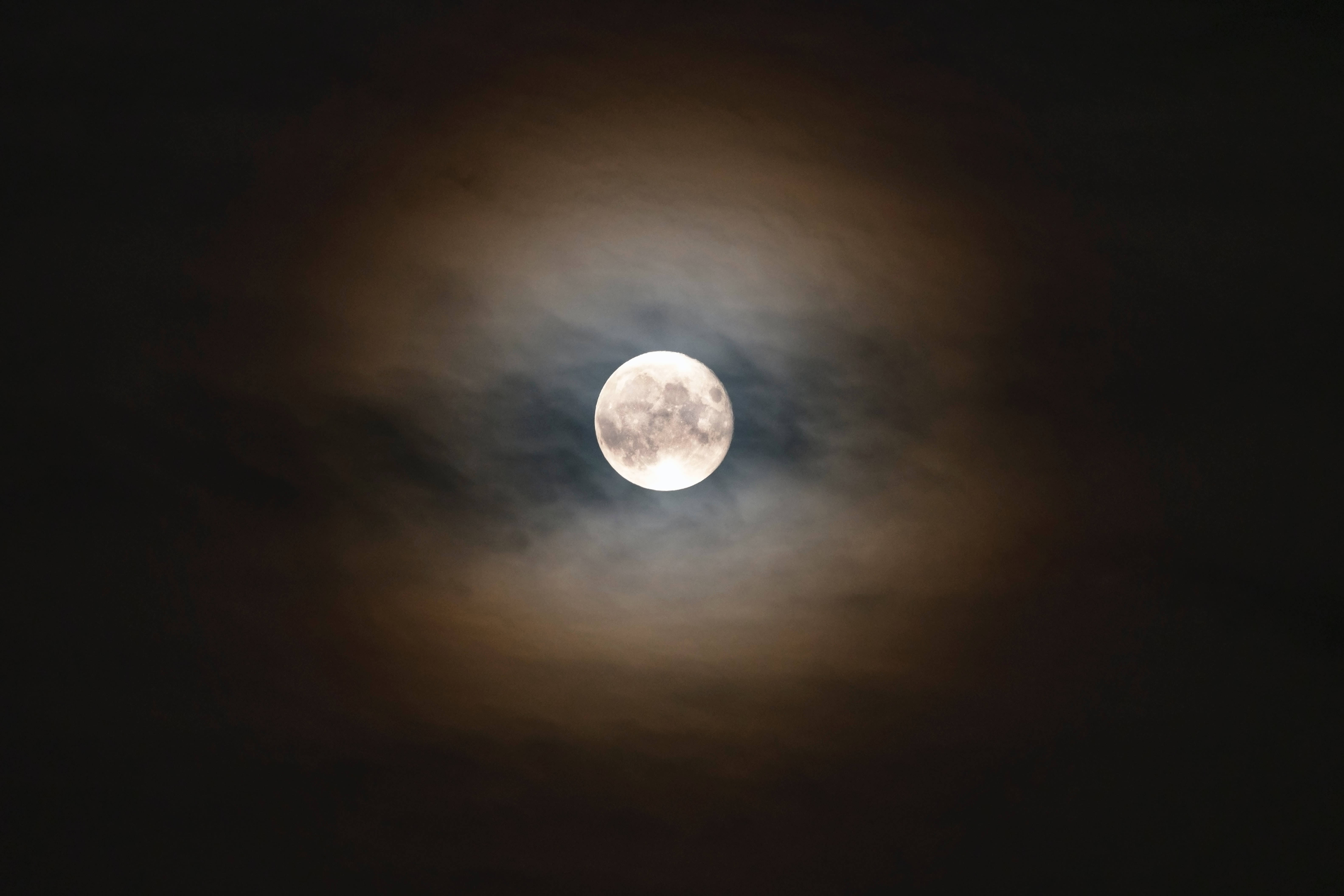 Masdan ang kagandahan ng kalangitan sa gabi na may nakamamanghang full moon Wallpaper