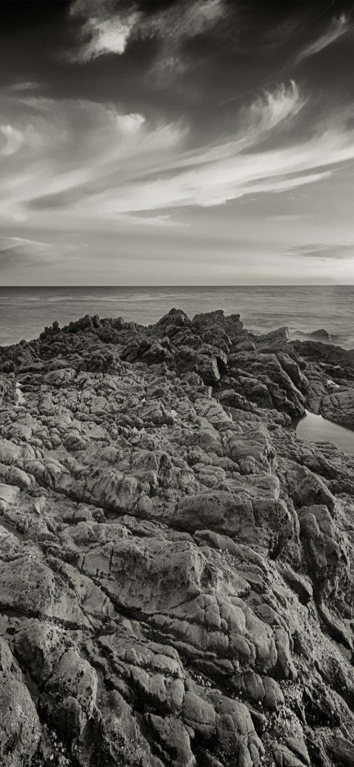 Masdan ang nakamamang-pusong paglubog ng araw na nasasalamin sa tubig habang ginagamit ang iyong iPhone Xs sa Malibu Wallpaper