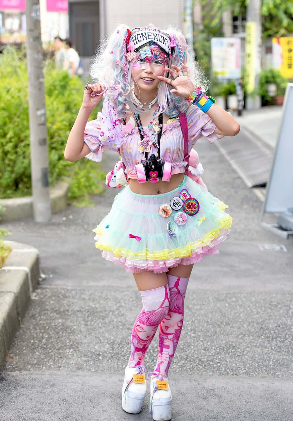 Masiglang mga Harajuku Fashionista na Nagpapakita ng Indibidwalidad sa mga Kalye ng Tokyo Wallpaper