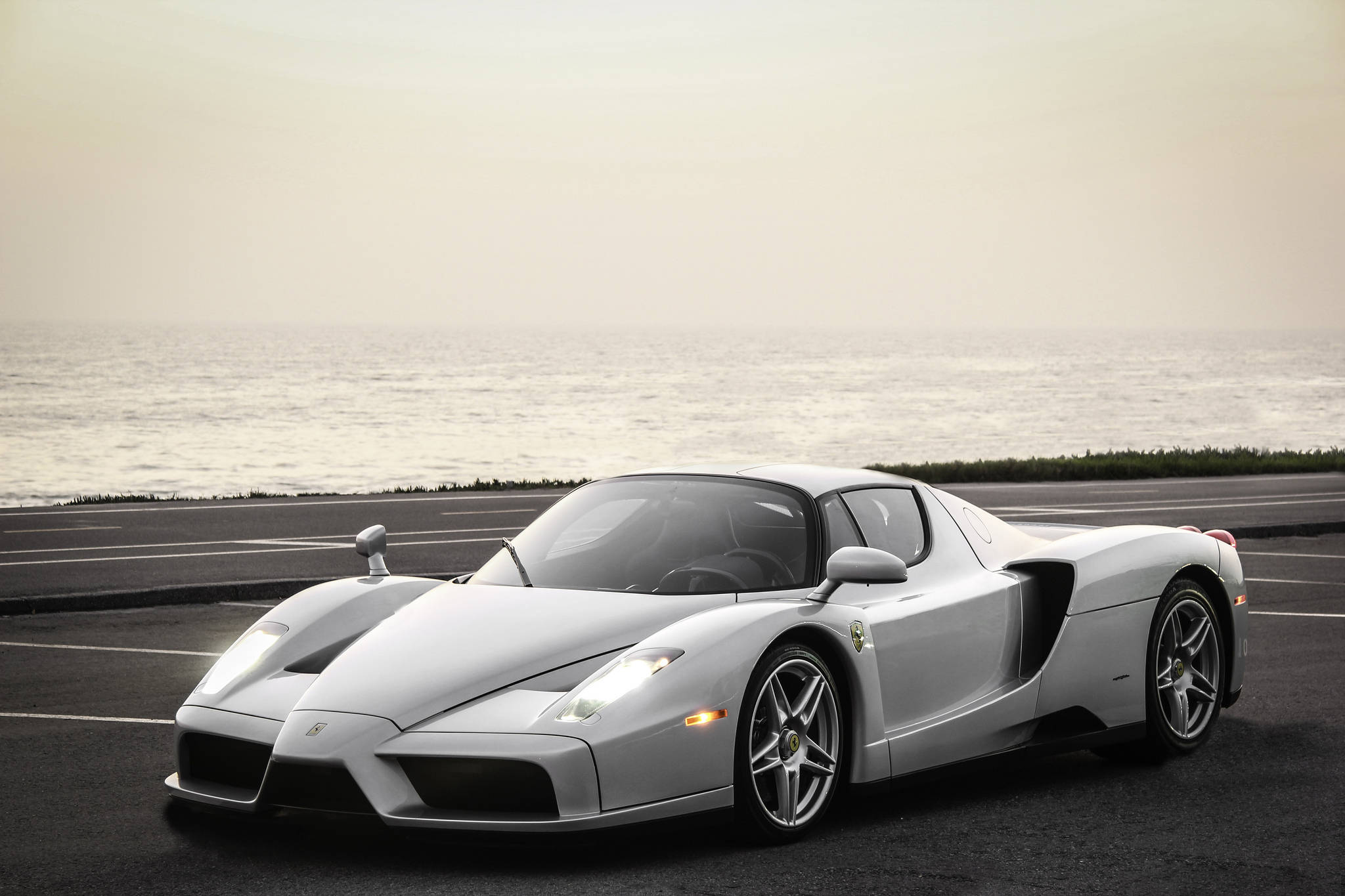 Masiyahan sa kilig ng pagmamaneho ng isang marangyang Ferrari Wallpaper