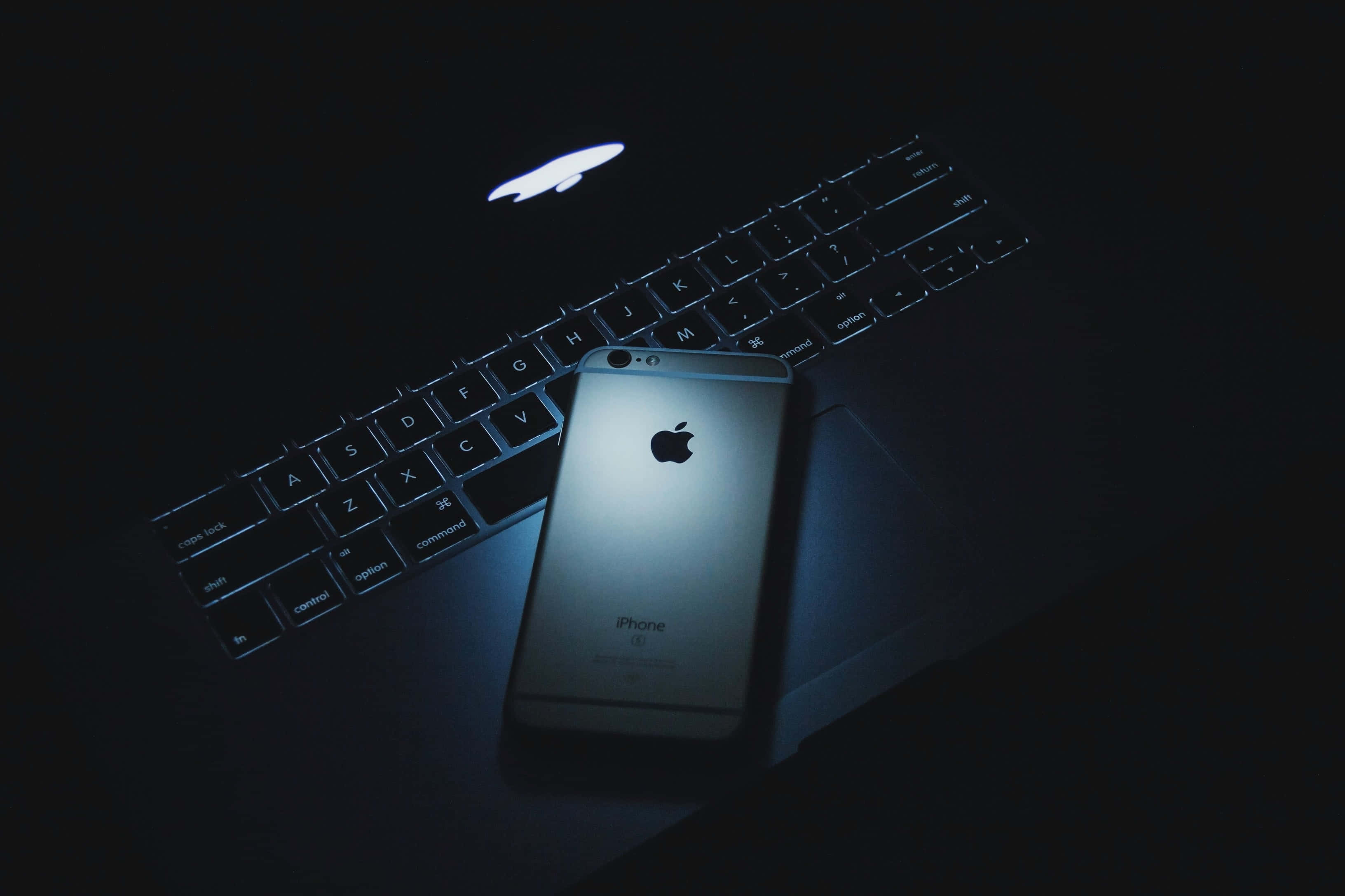 Masiyahan sa Komportableng Paggamit ng MacBook Wallpaper