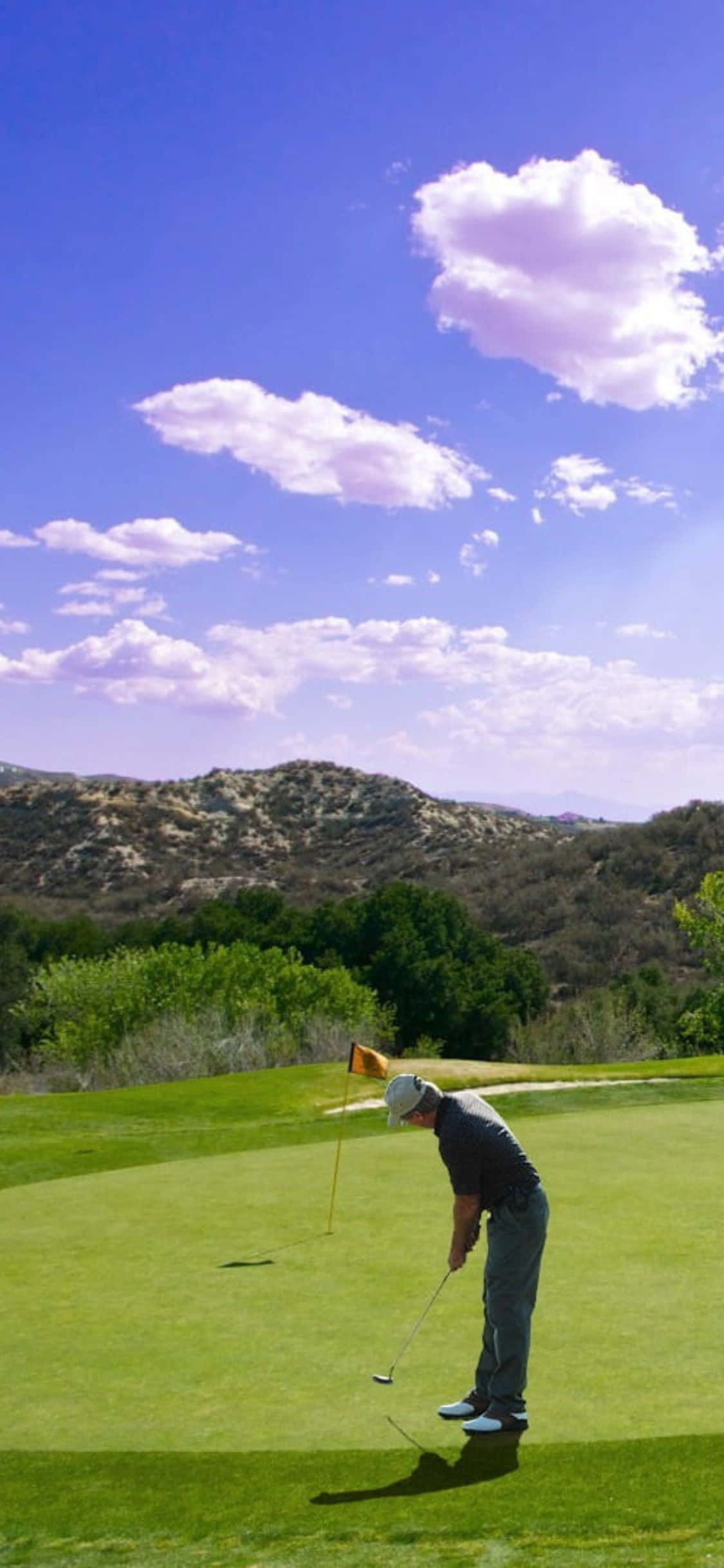 Enjoyin ang maluwag na paseo ng magandang golf course habang ginagamit ang iyong iPhone X! Wallpaper
