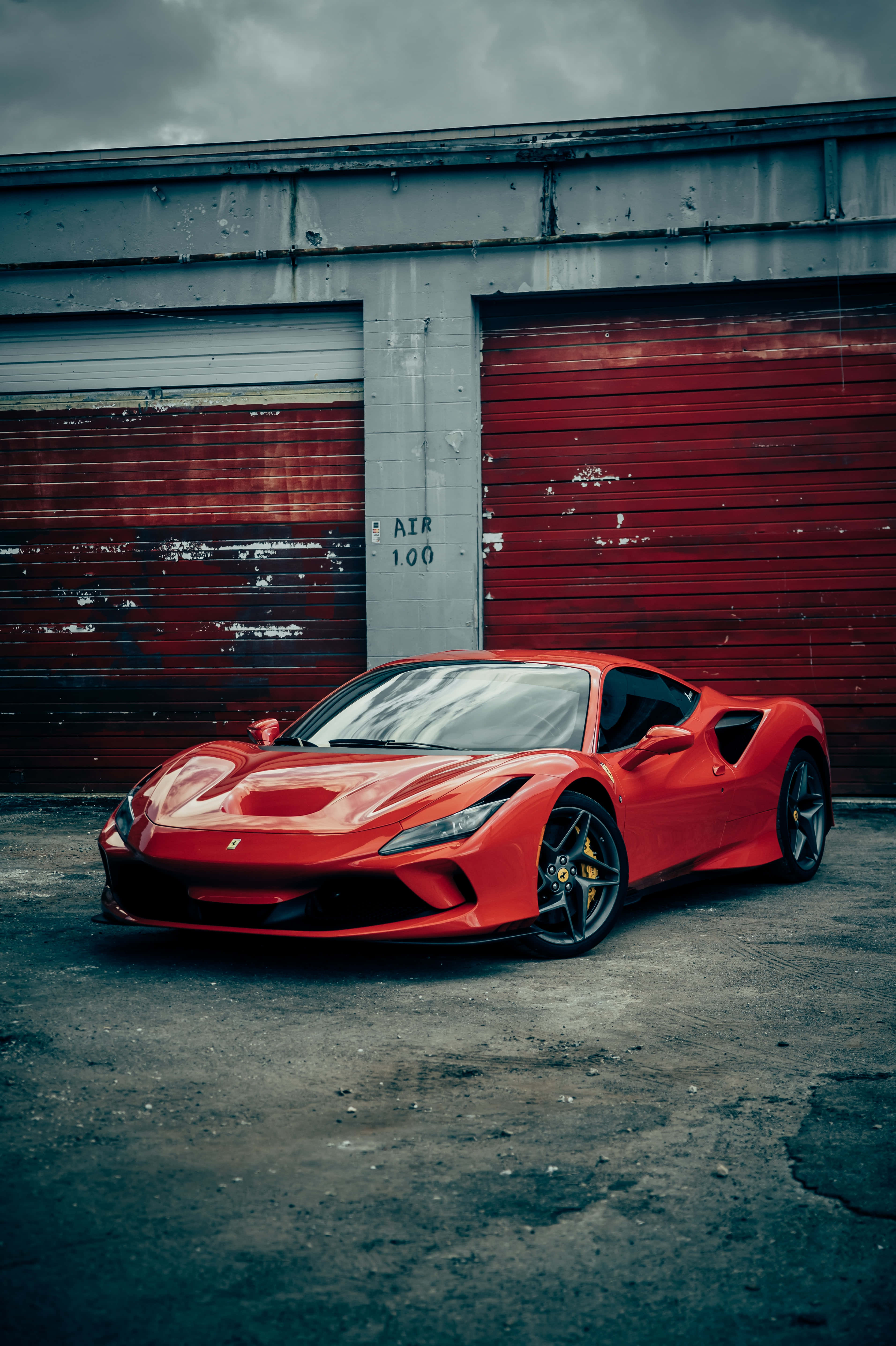Mataas na Intensidad na Pagganap - Ang Makapangyarihang Ferrari Wallpaper