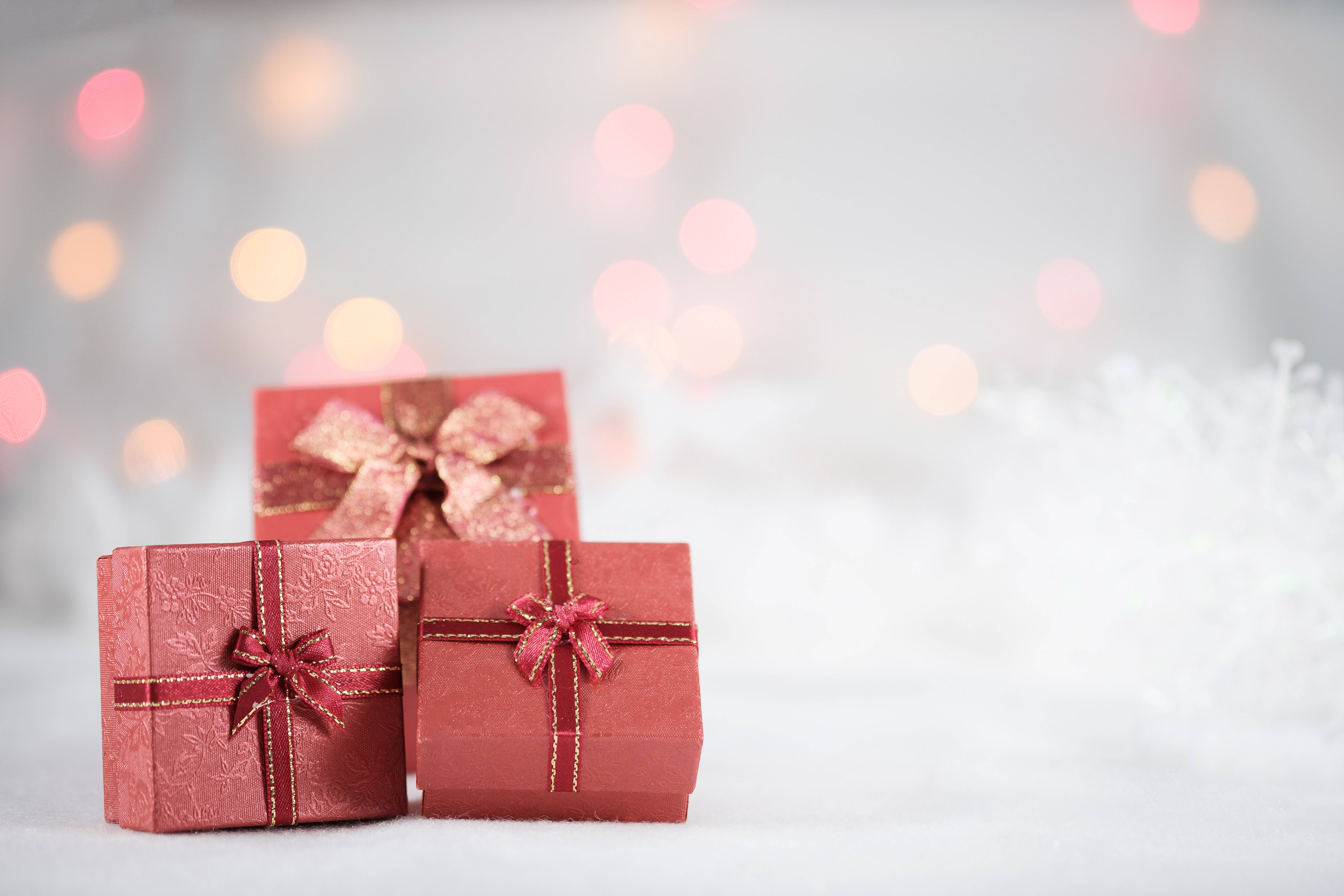 Mataas na Resolusyong Pulang Regalo ng Pasko Wallpaper
