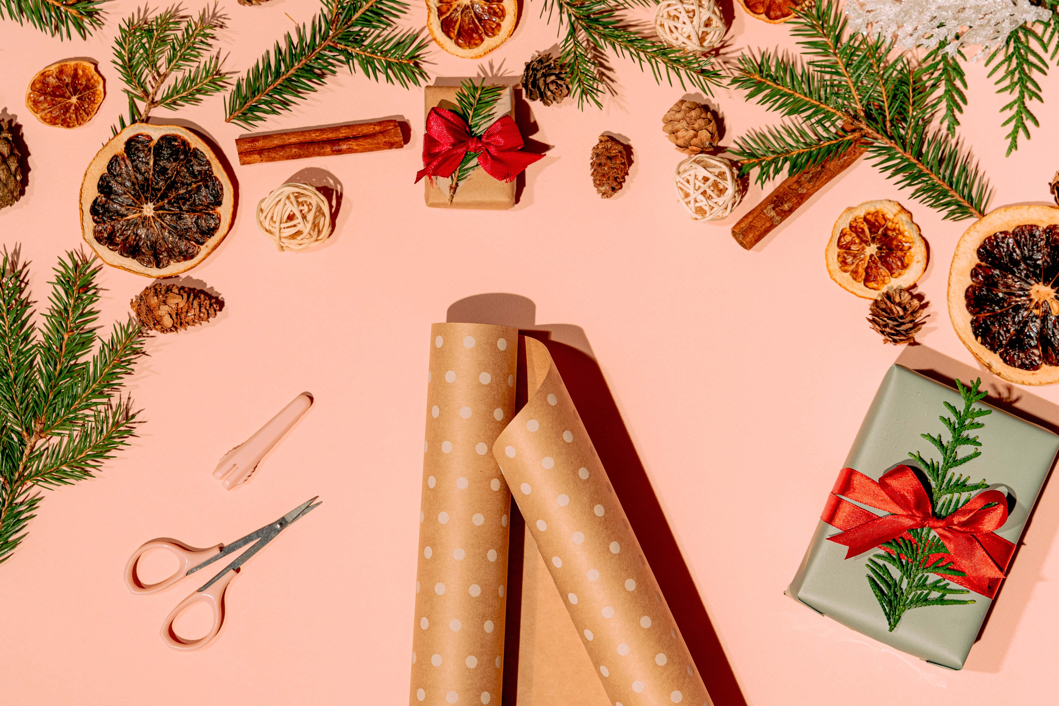 Mataas na Resolusyong Christmas Desktop ng Mesa na Binabalot ang Regalo Wallpaper