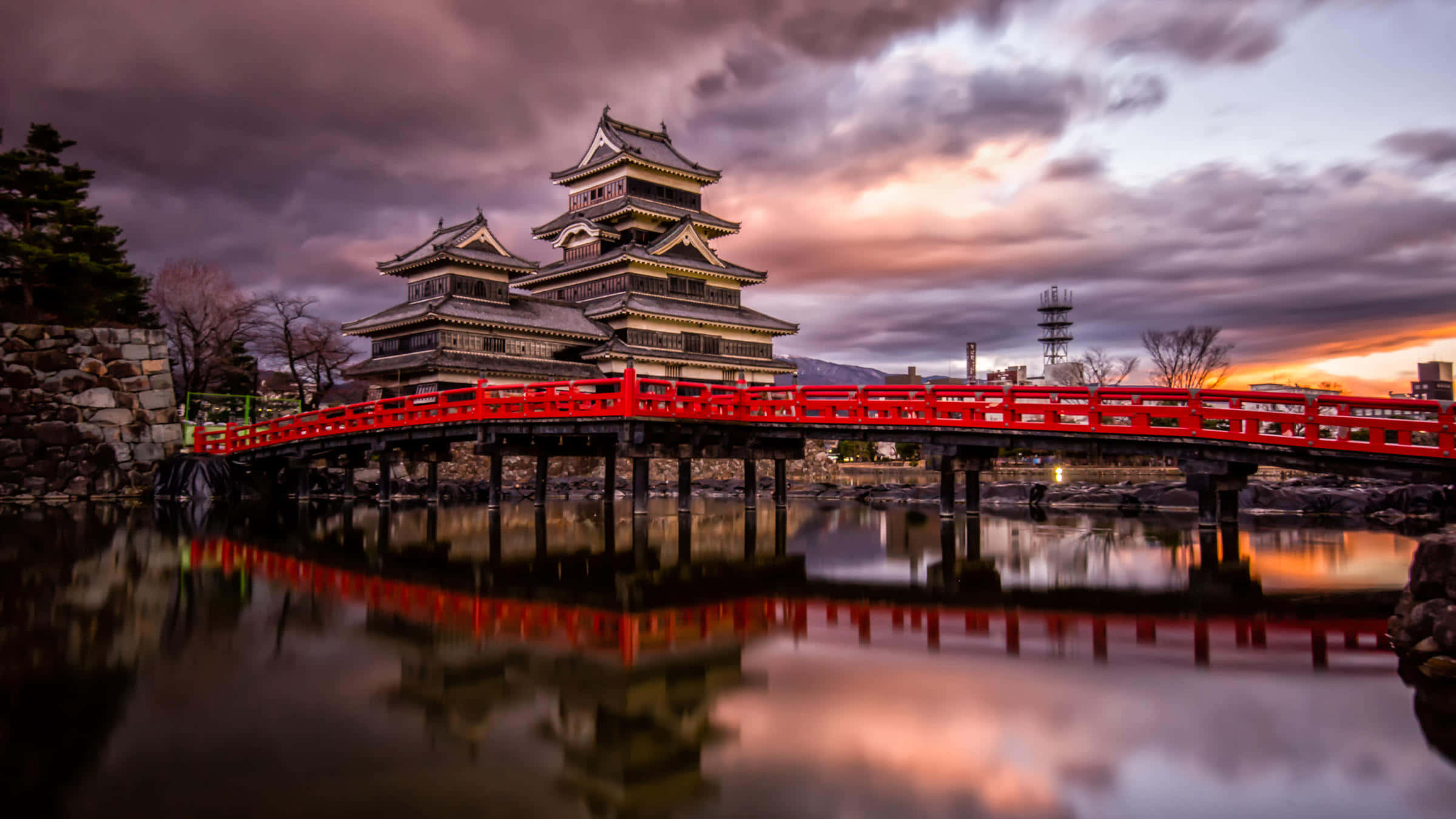 Matsumoto Castle Sa Maulap Na Araw Sa Oras Ng Paglubog Ng Araw Wallpaper