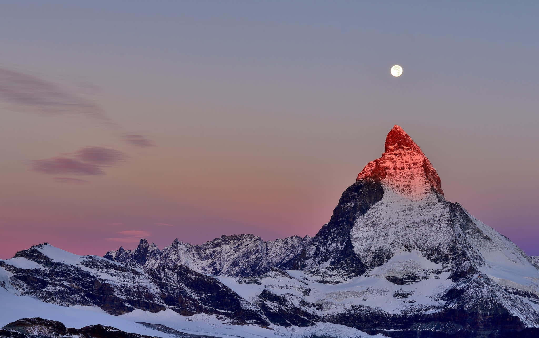 Matterhorn na Nakaturo sa Buwan Wallpaper
